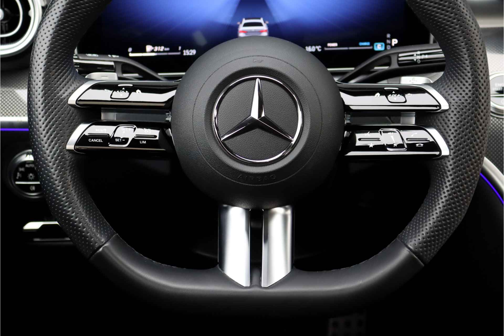 Mercedes-Benz C-Klasse 200 AMG Line Aut9, Panoramadak, Keyless Go, Advanced Sound System, Camera, Nightpakket, Spoorassistent, Sfeerverlichting, Stoelverwarming, Cruise Control, Etc. - 30/40