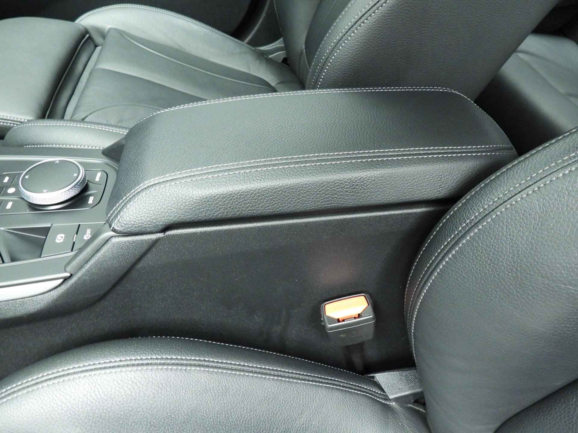 BMW 1 Serie 5-deurs 118i | LED | Leder | Navigatie | Sportstoelen | Stoelverwarming | Clima | Alu 17 inch - 30/44