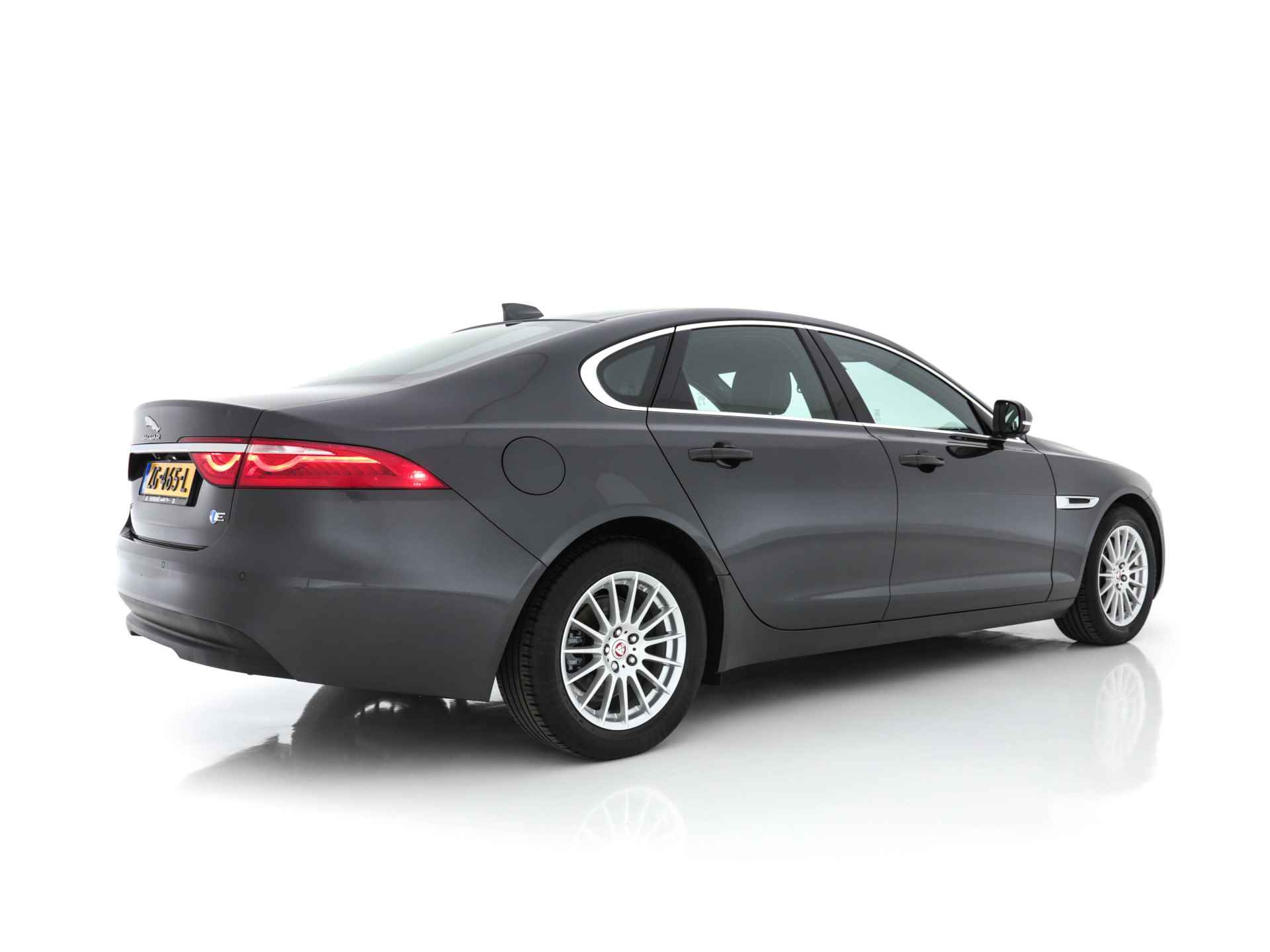 Jaguar XF 2.0d R-Sport Premium-Business-Pack Aut. *NAVI-FULLMAP | BI-XENON | NAPPA-VOLLEDER | CAMERA | SPORT-SEATS | ECC | PDC | CRUISE | LANE-ASSIST * - 6/32