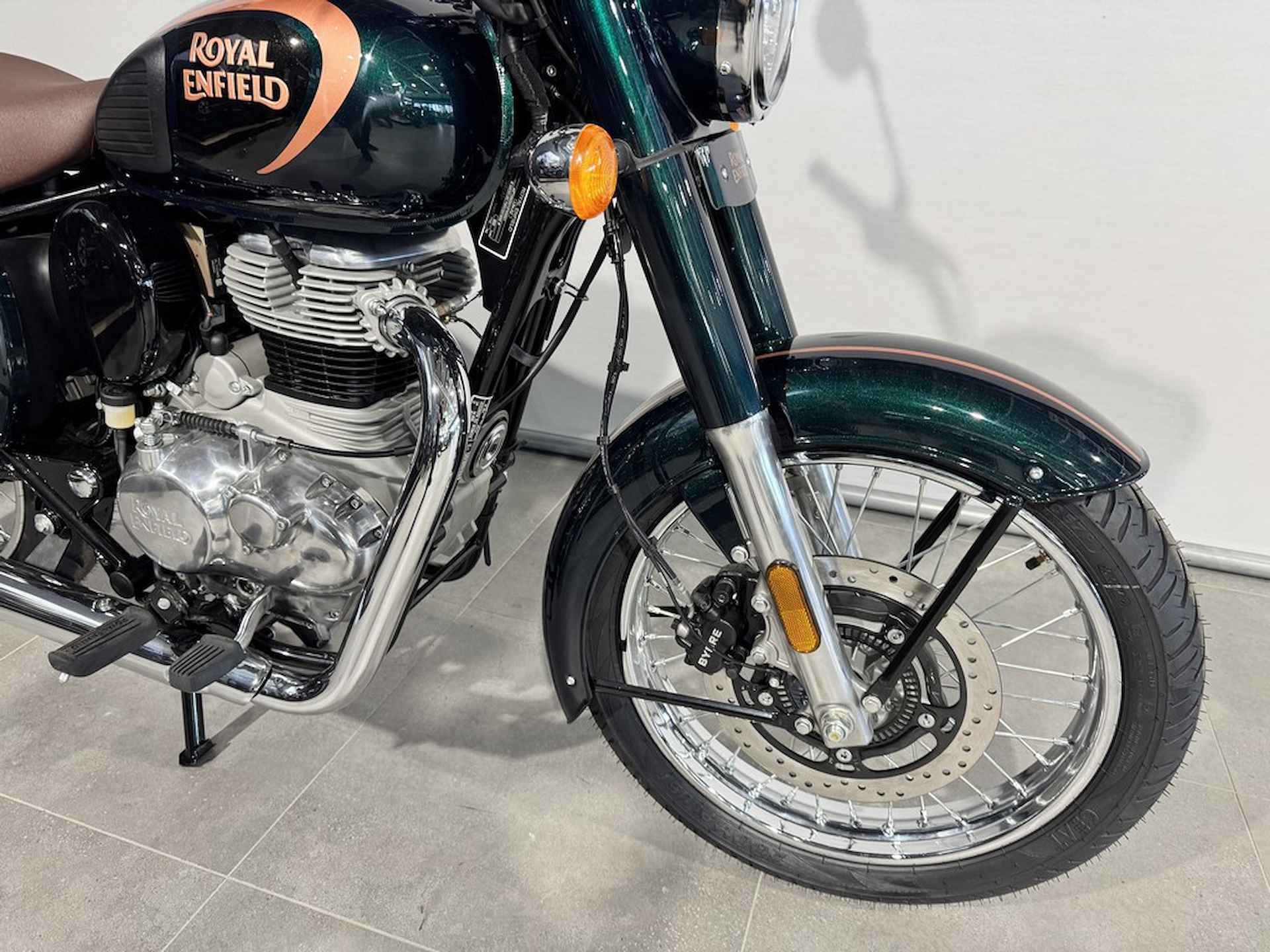 Royal-Enfield CLASSIC 350 - 3/8