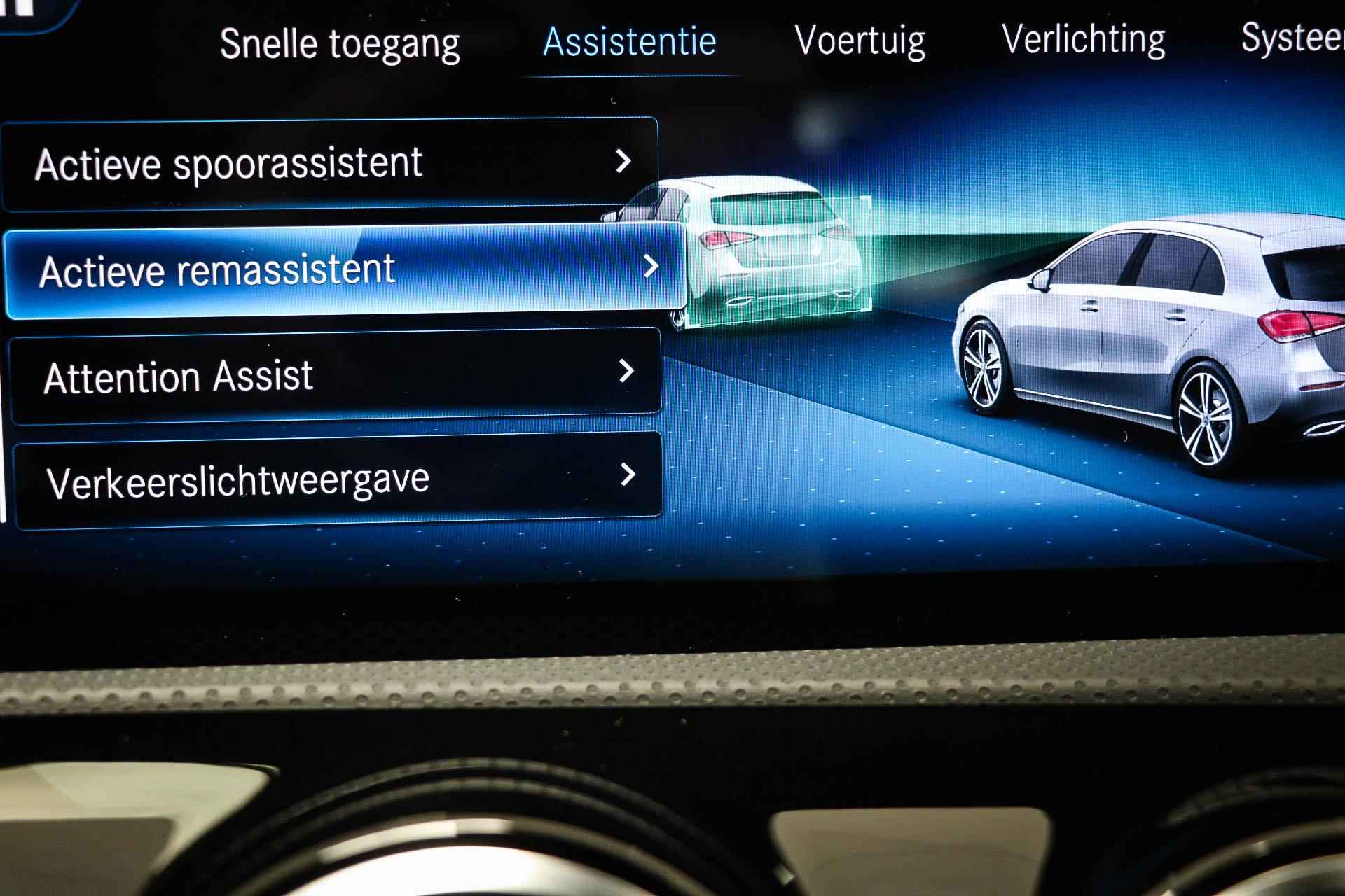 Mercedes-Benz A-klasse 180 Business Solution Luxury | WIDESCREEN | SFEERVERLICHTING | DAB | APPLE | CAMERA - 53/61