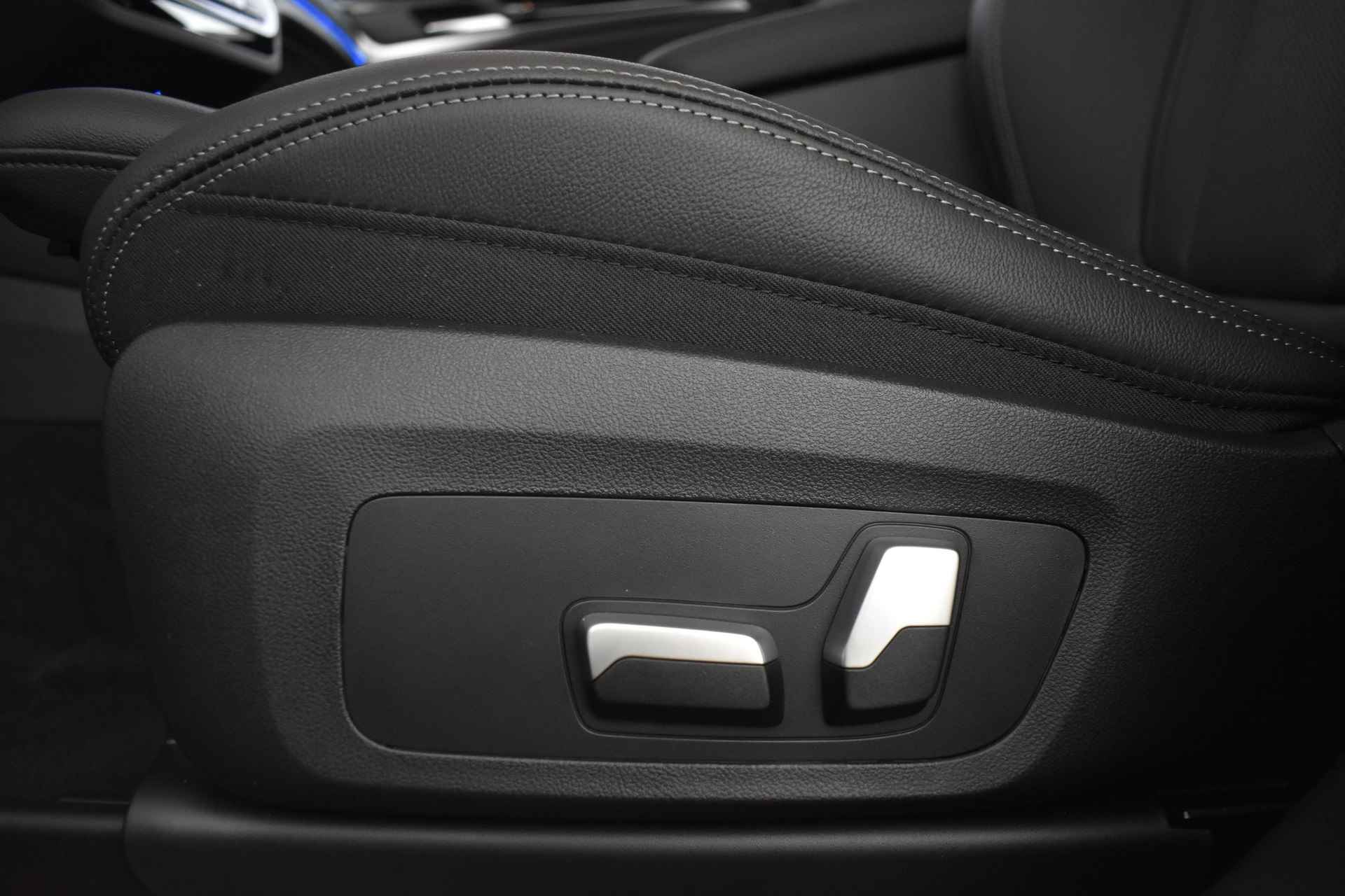 BMW iX3 Executive 74 kWh / Adaptief onderstel / Adaptieve LED / Sportstoelen / Driving Assistant Professional / Live Cockpit Professional / Parking Assistant - 8/52