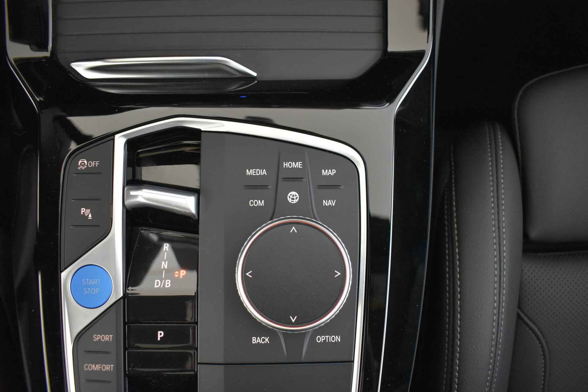 BMW iX3 Executive 74 kWh / Adaptief onderstel / Adaptieve LED / Sportstoelen / Driving Assistant Professional / Live Cockpit Professional / Parking Assistant - 31/52