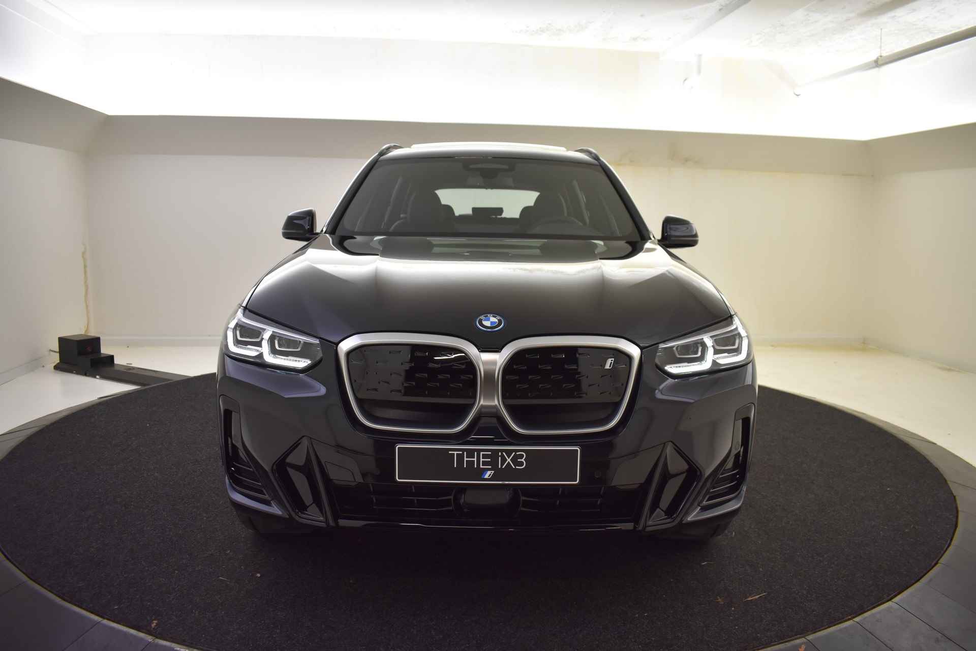 BMW iX3 Executive 74 kWh / Adaptief onderstel / Adaptieve LED / Sportstoelen / Driving Assistant Professional / Live Cockpit Professional / Parking Assistant - 50/52