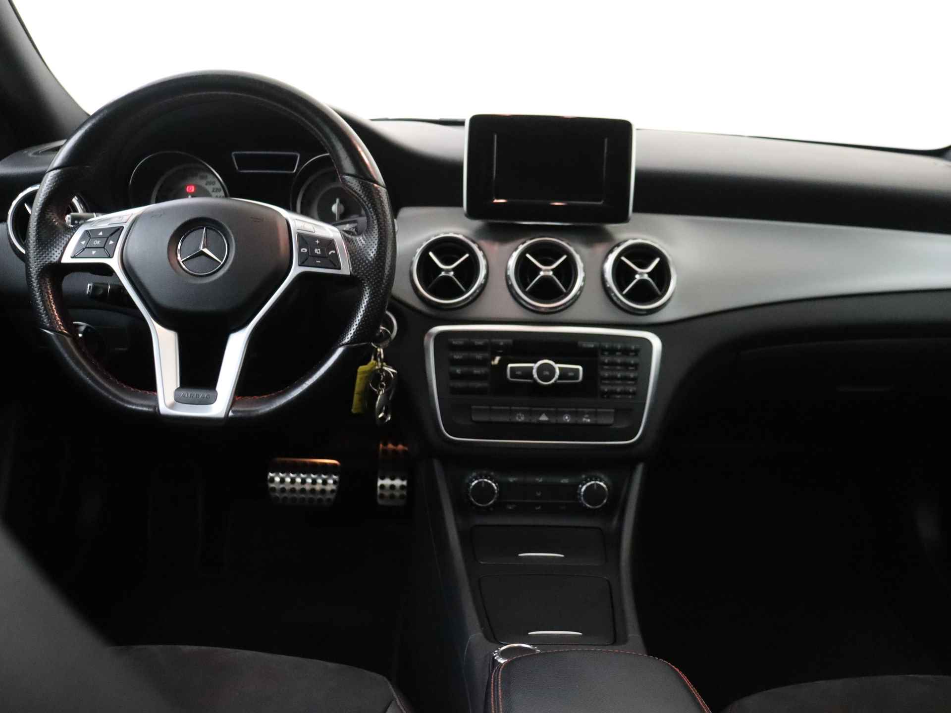 Mercedes-Benz GLA 200 Ambition Automaat | AGM Styling | Panorama dak | Navigatie - 6/31