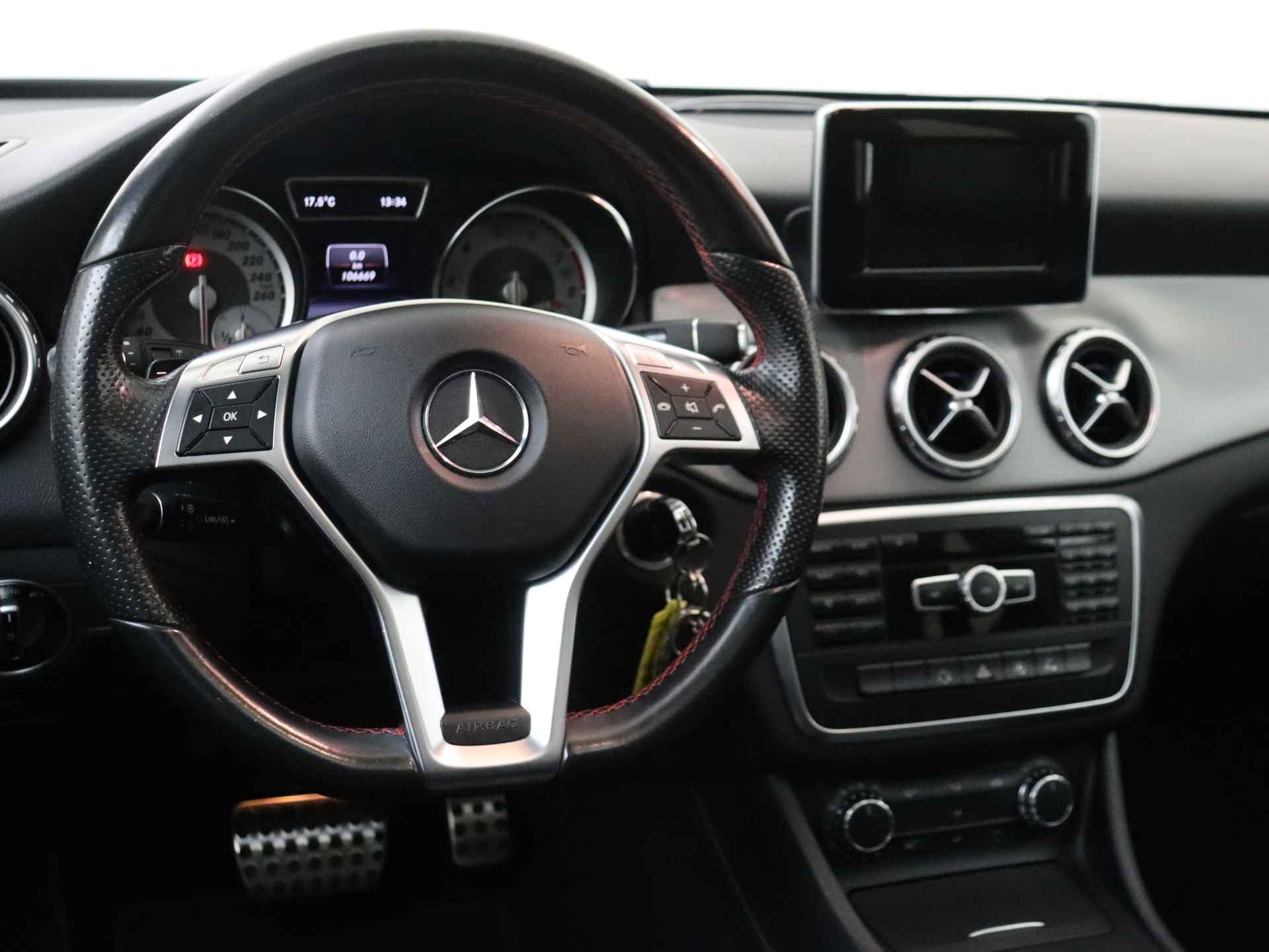 Mercedes-Benz GLA 200 Ambition Automaat | AGM Styling | Panorama dak | Navigatie - 7/31