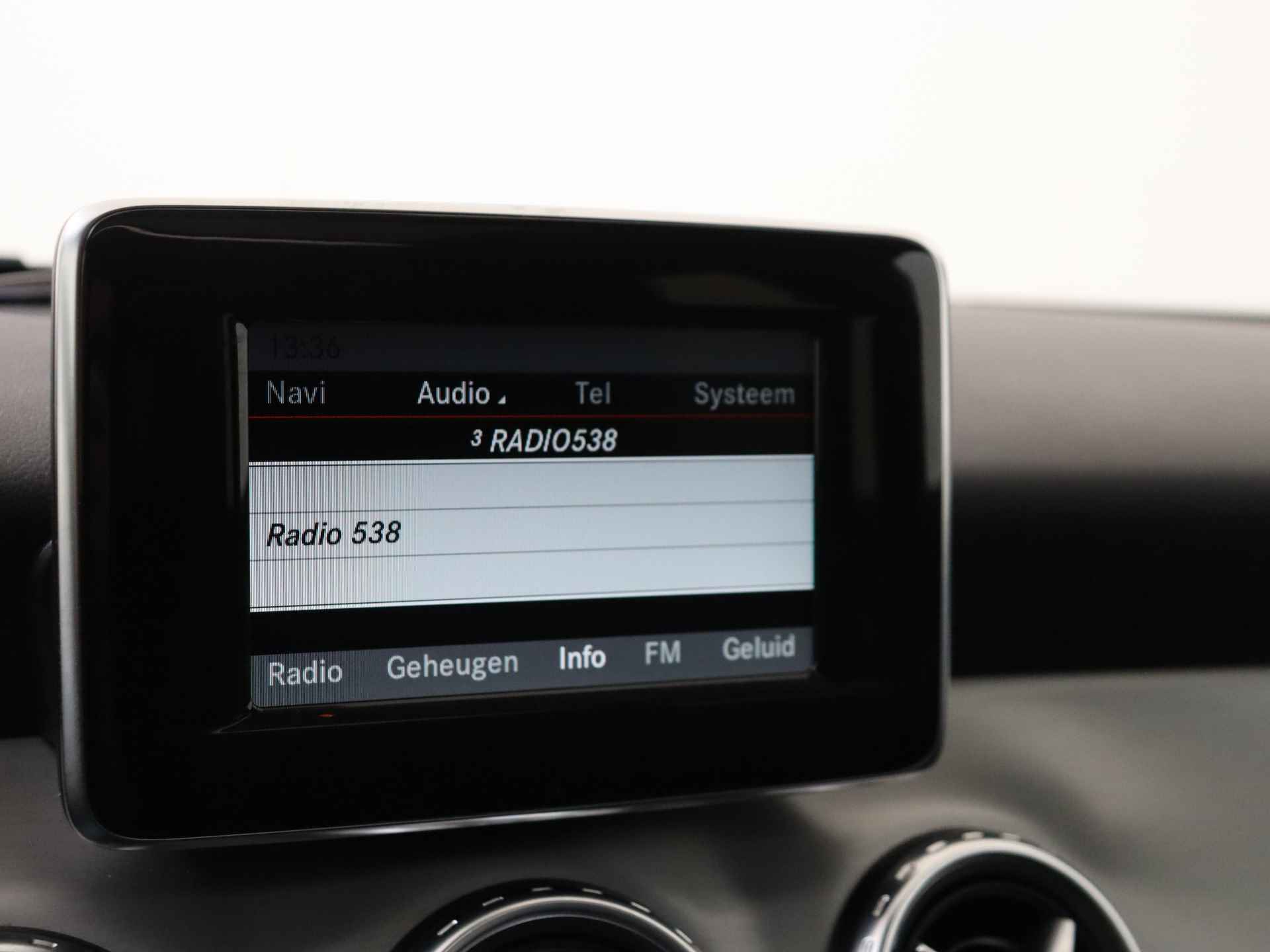 Mercedes-Benz GLA 200 Ambition Automaat | AGM Styling | Panorama dak | Navigatie - 16/31