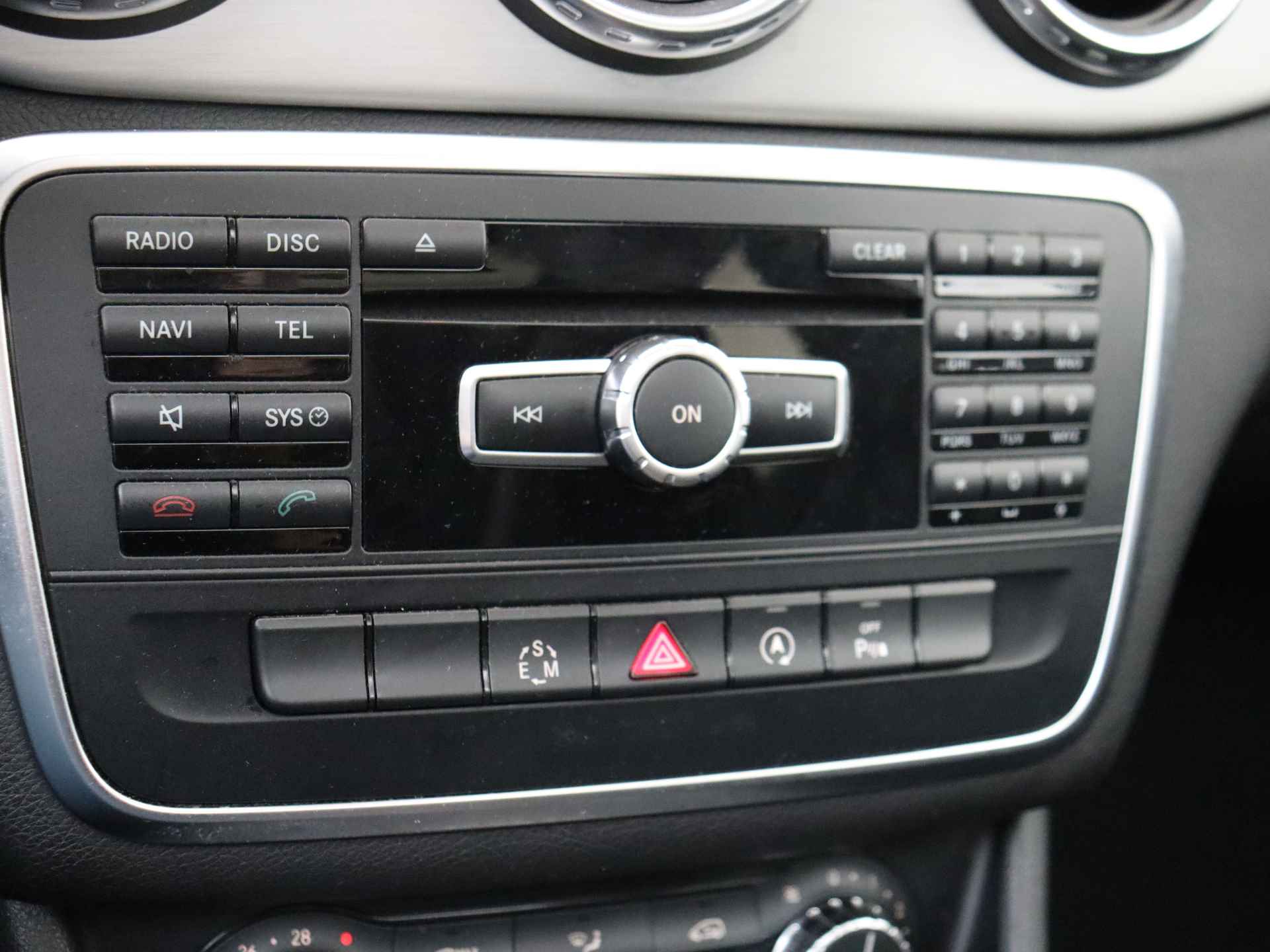 Mercedes-Benz GLA 200 Ambition Automaat | AGM Styling | Panorama dak | Navigatie - 18/31