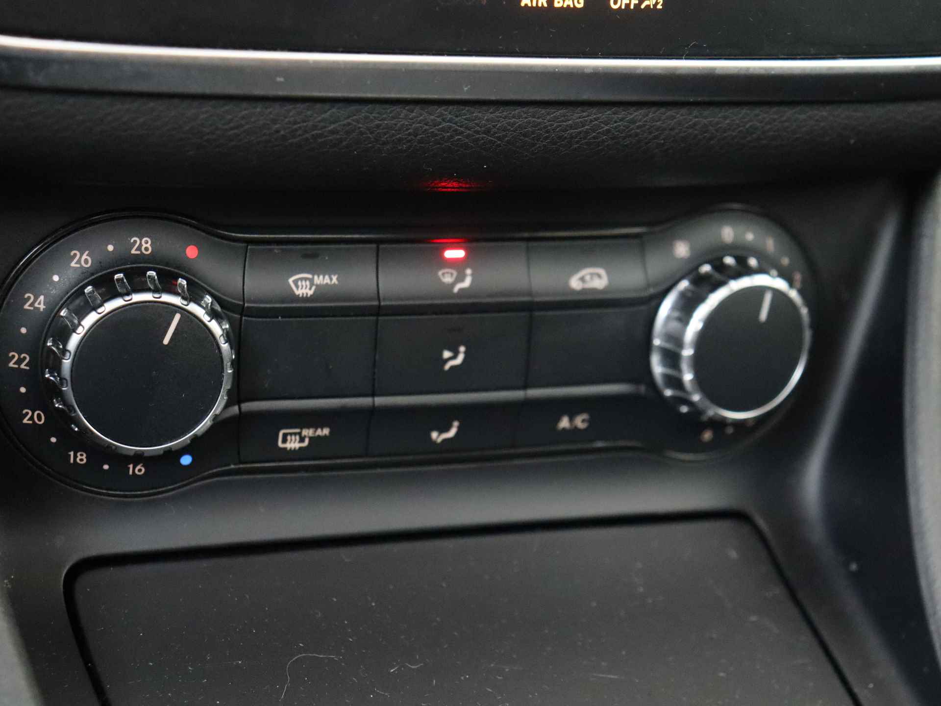 Mercedes-Benz GLA 200 Ambition Automaat | AGM Styling | Panorama dak | Navigatie - 19/31