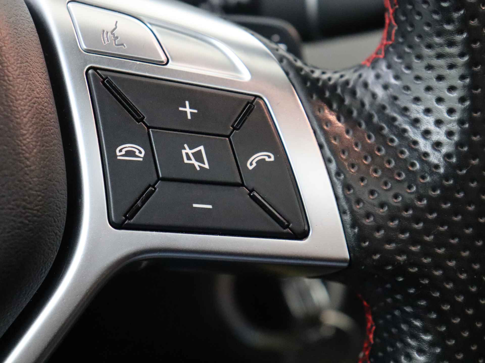 Mercedes-Benz GLA 200 Ambition Automaat | AGM Styling | Panorama dak | Navigatie - 22/31
