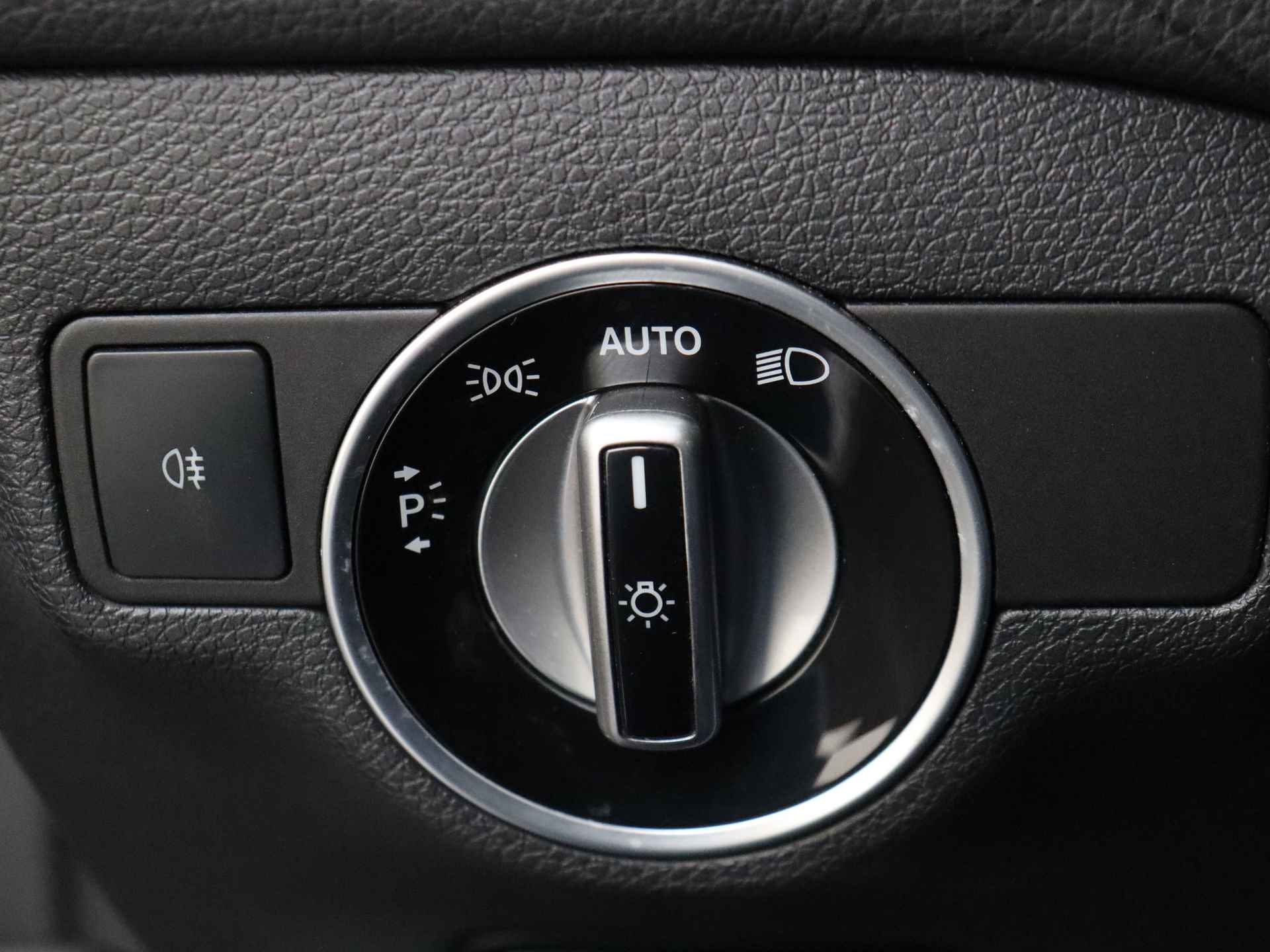 Mercedes-Benz GLA 200 Ambition Automaat | AGM Styling | Panorama dak | Navigatie - 25/31