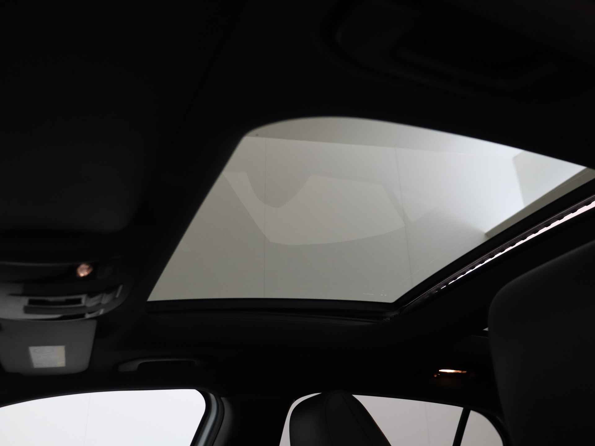Mercedes-Benz GLA 200 Ambition Automaat | AGM Styling | Panorama dak | Navigatie - 27/31