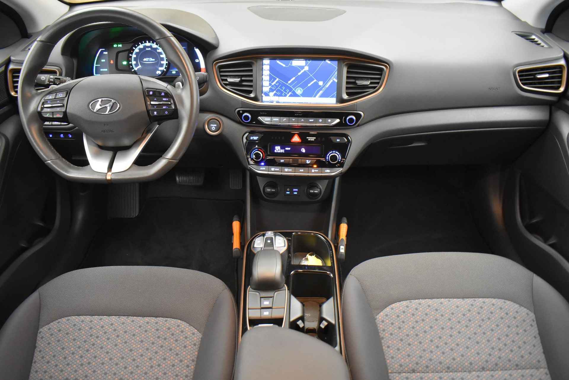 Hyundai IONIQ Comfort EV - 2.000 EURO SUBSIDIE! - 100% ELEKTRISCH - NOG LOPENDE GARANTIE OP ACCUPACK - ORIGINEEL NEDERLANDSE AUTO - ALL-SEASON BANDEN - 6/44