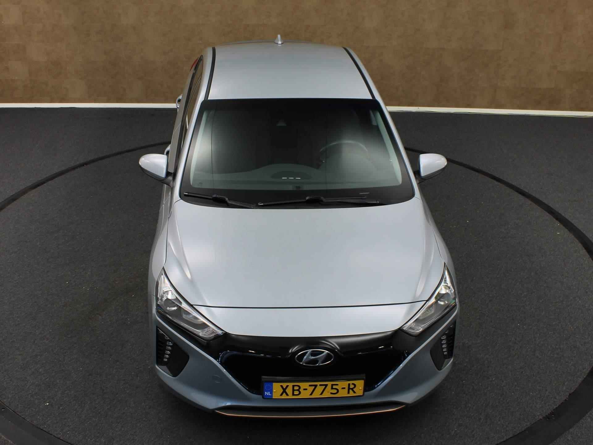 Hyundai IONIQ Comfort EV - 2.000 EURO SUBSIDIE! - 100% ELEKTRISCH - NOG LOPENDE GARANTIE OP ACCUPACK - ORIGINEEL NEDERLANDSE AUTO - ALL-SEASON BANDEN - 14/44
