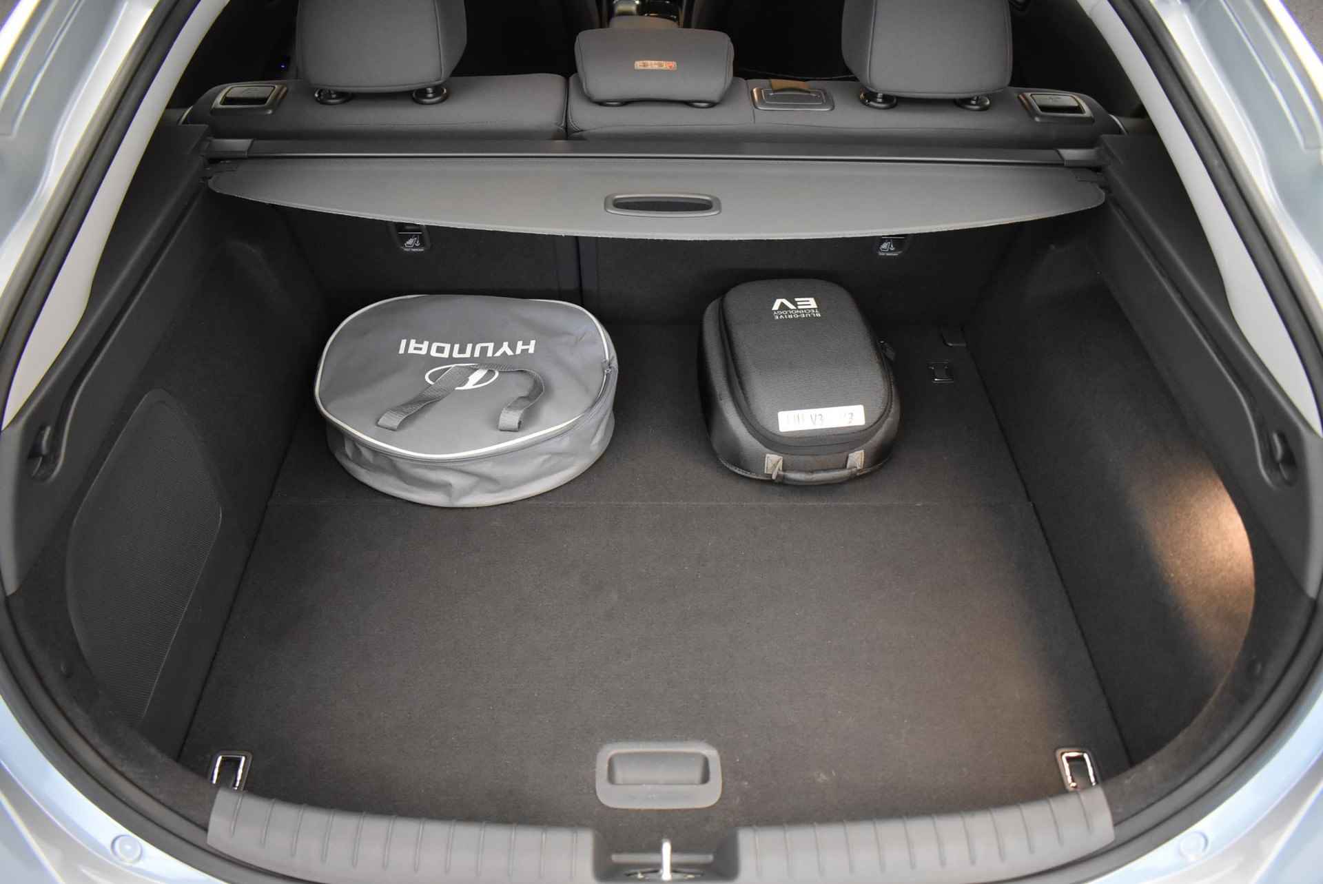 Hyundai IONIQ Comfort EV - 2.000 EURO SUBSIDIE! - 100% ELEKTRISCH - NOG LOPENDE GARANTIE OP ACCUPACK - ORIGINEEL NEDERLANDSE AUTO - ALL-SEASON BANDEN - 20/44