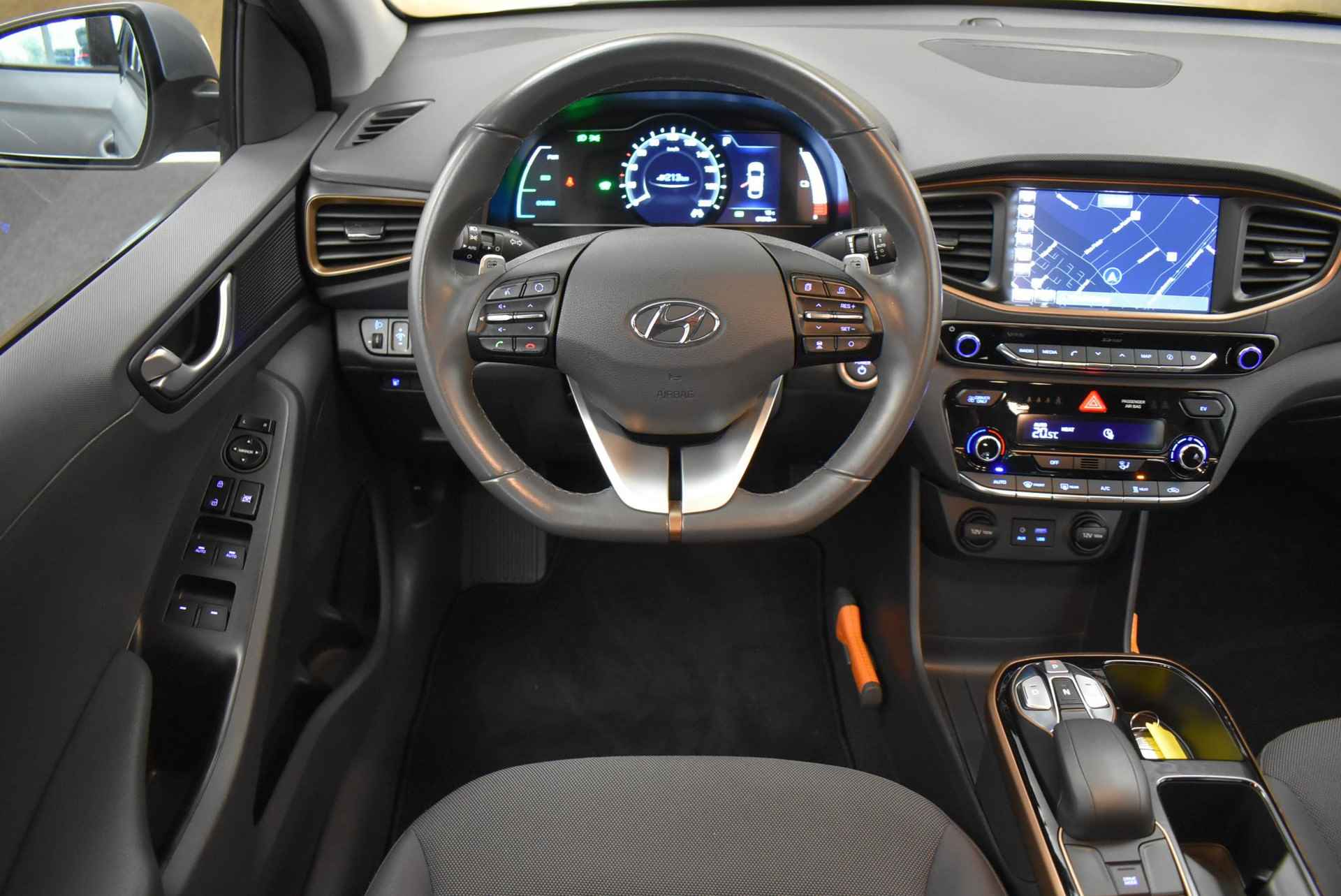 Hyundai IONIQ Comfort EV - 2.000 EURO SUBSIDIE! - 100% ELEKTRISCH - NOG LOPENDE GARANTIE OP ACCUPACK - ORIGINEEL NEDERLANDSE AUTO - ALL-SEASON BANDEN - 21/44