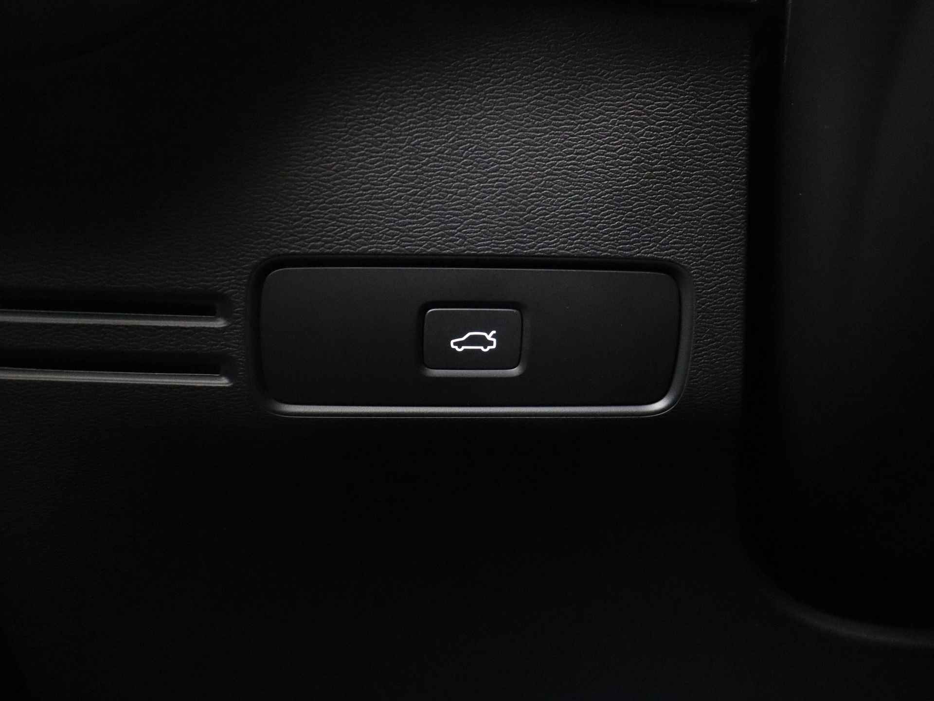 Volvo C40 Recharge 231pk Plus / ACC / BLIS / Warmtepomp / Elektr. Bestuurdersstoel / Stoel & Stuurw. Verwarm. / Panoramadak / DAB / 19" /  PDC Voor & Achter + Camera / - 36/40