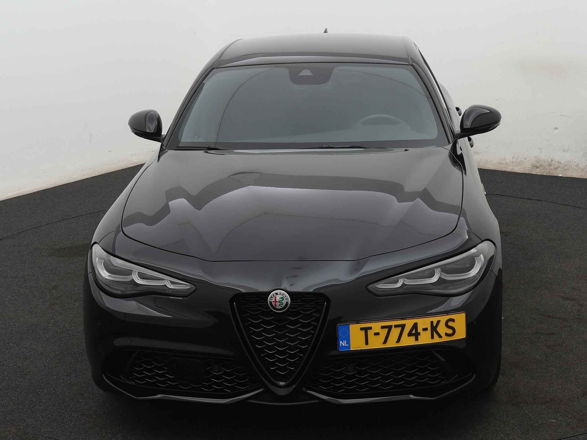 Alfa Romeo Giulia 2.0 T GME AWD Veloce 280pk AWD Q4 | Leer | Navigatie | Parkeersensoren | Camera | LMV 19" | Stoel + Stuurverwarming | - 12/21