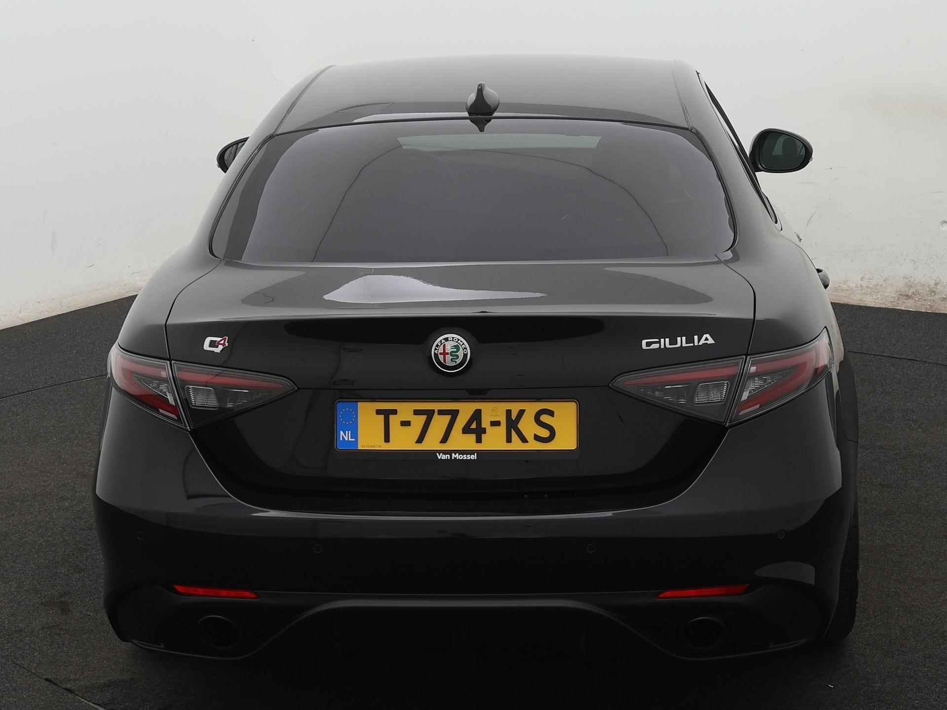 Alfa Romeo Giulia 2.0 T GME AWD Veloce 280pk AWD Q4 | Leer | Navigatie | Parkeersensoren | Camera | LMV 19" | Stoel + Stuurverwarming | - 18/21