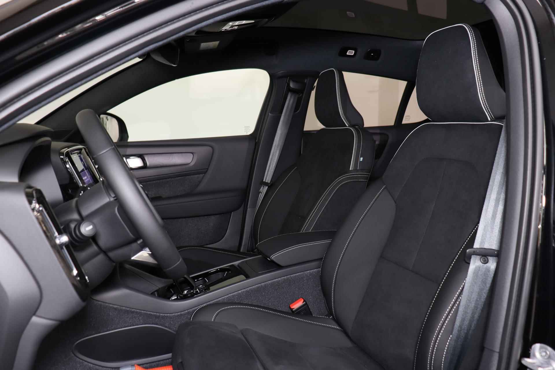 Volvo C40 Single Motor Extended Range Plus 82 kWh - Panoramadak - Parkeercamera achter - Verwarmde voorstoelen & stuur - Parkeersensoren voor & achter - Extra getint glas - 20' LMV - 9/23
