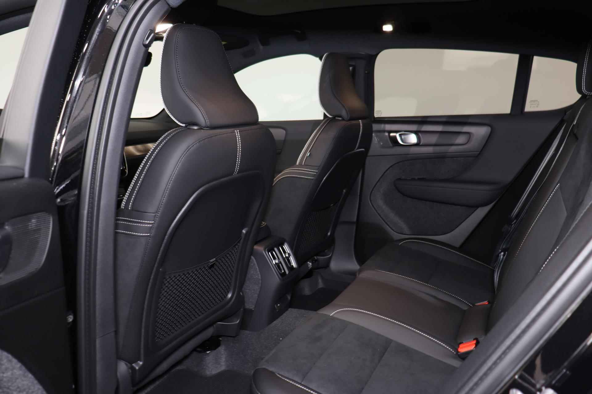 Volvo C40 Single Motor Extended Range Plus 82 kWh - Panoramadak - Parkeercamera achter - Verwarmde voorstoelen & stuur - Parkeersensoren voor & achter - Extra getint glas - 20' LMV - 10/23