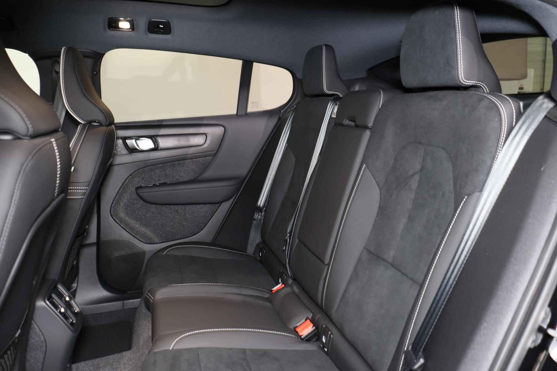 Volvo C40 Single Motor Extended Range Plus 82 kWh - Panoramadak - Parkeercamera achter - Verwarmde voorstoelen & stuur - Parkeersensoren voor & achter - Extra getint glas - 20' LMV - 11/23