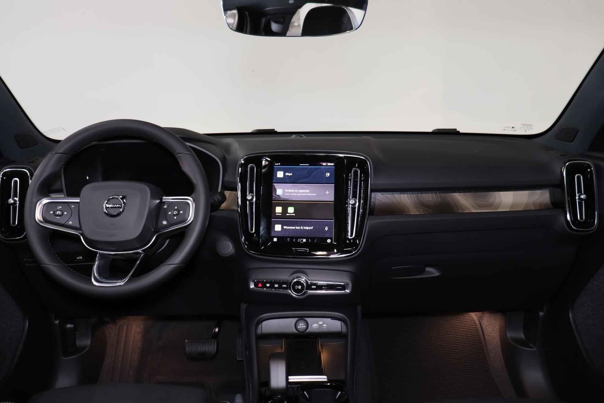 Volvo C40 Single Motor Extended Range Plus 82 kWh - Panoramadak - Parkeercamera achter - Verwarmde voorstoelen & stuur - Parkeersensoren voor & achter - Extra getint glas - 20' LMV - 12/23