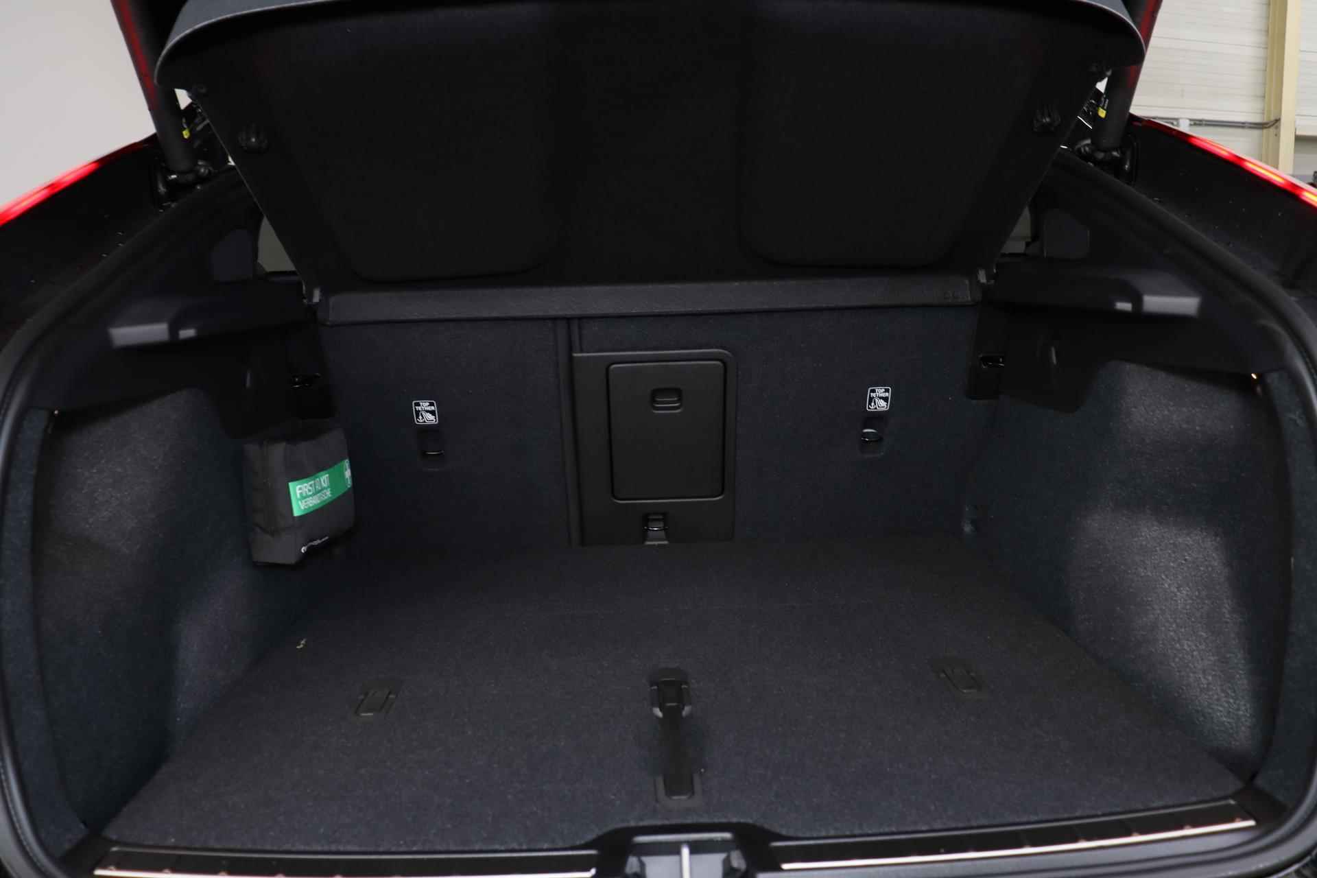 Volvo C40 Single Motor Extended Range Plus 82 kWh - Panoramadak - Parkeercamera achter - Verwarmde voorstoelen & stuur - Parkeersensoren voor & achter - Extra getint glas - 20' LMV - 13/23
