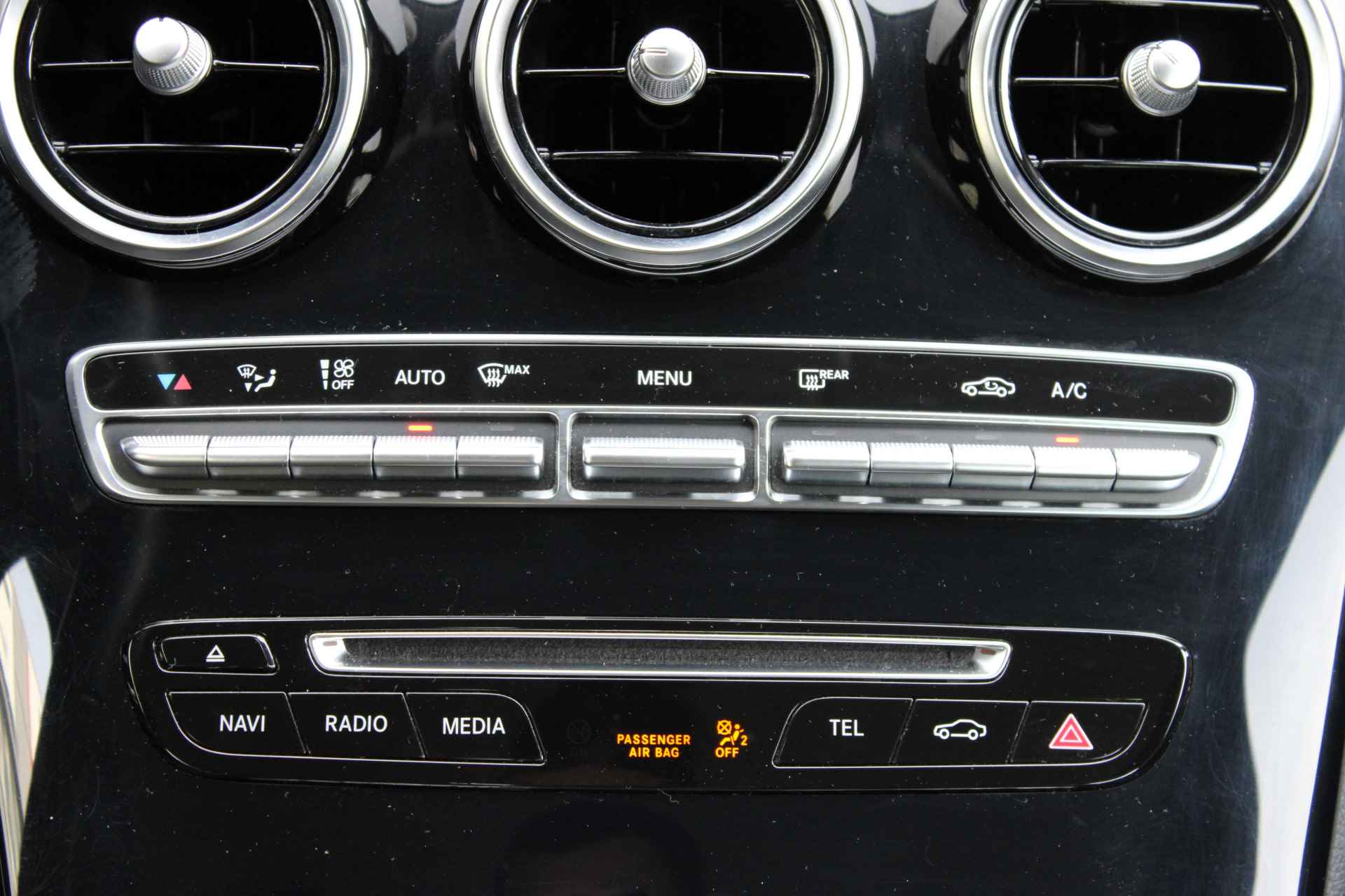 Mercedes-Benz C-Klasse 180 Business Solution 157PK Automaat | Navigatie | Led Koplampen | 17'' LMV | Cruise Control - 40/50