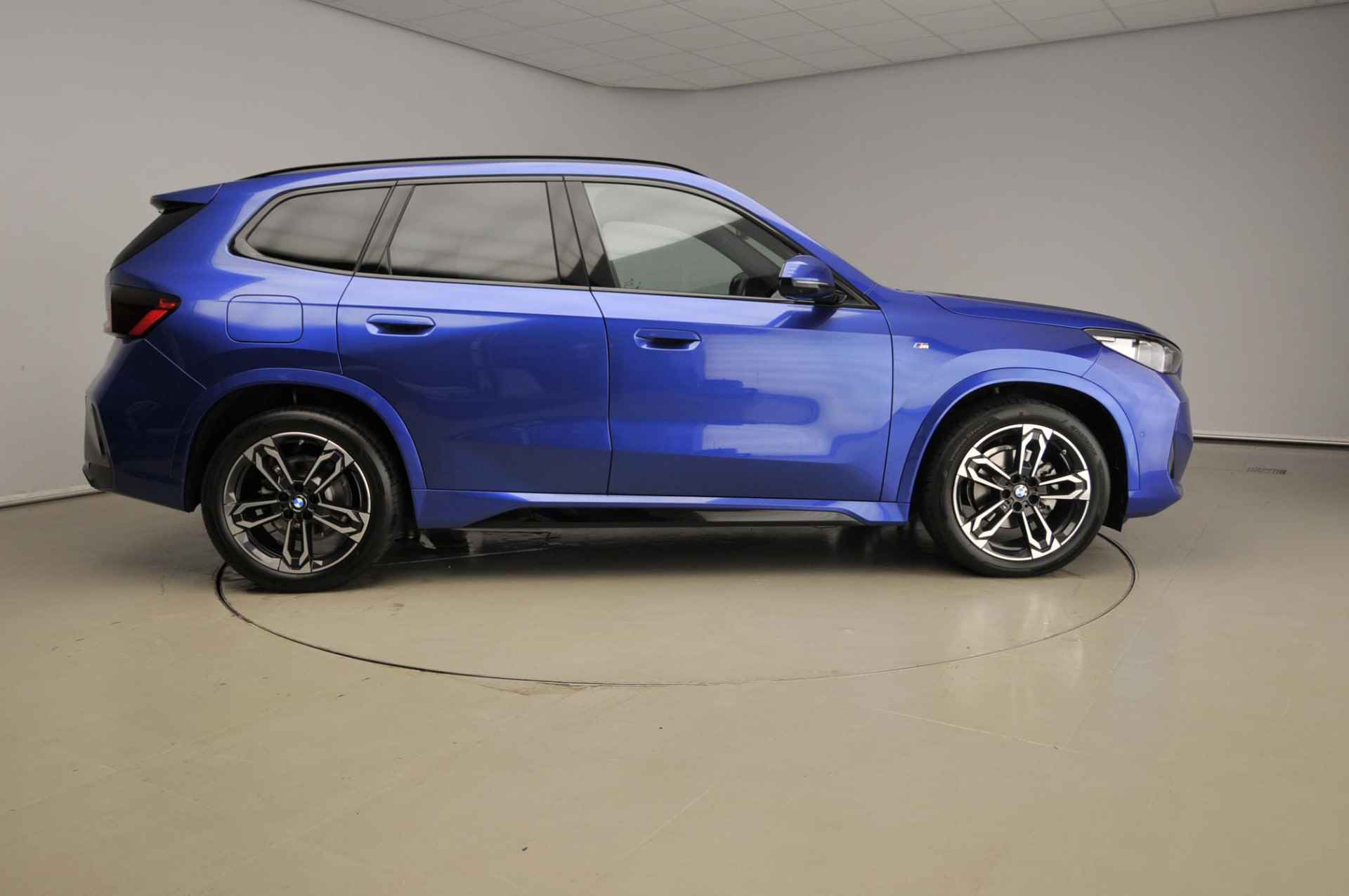 BMW X1 sDrive18i | M-Sportpakket | LED | Leder | HUD | Schuifdak | Elektr. zetels | Stoelverwarming | DAB | Harman-kardon sound | Alu 19 inch - 5/36