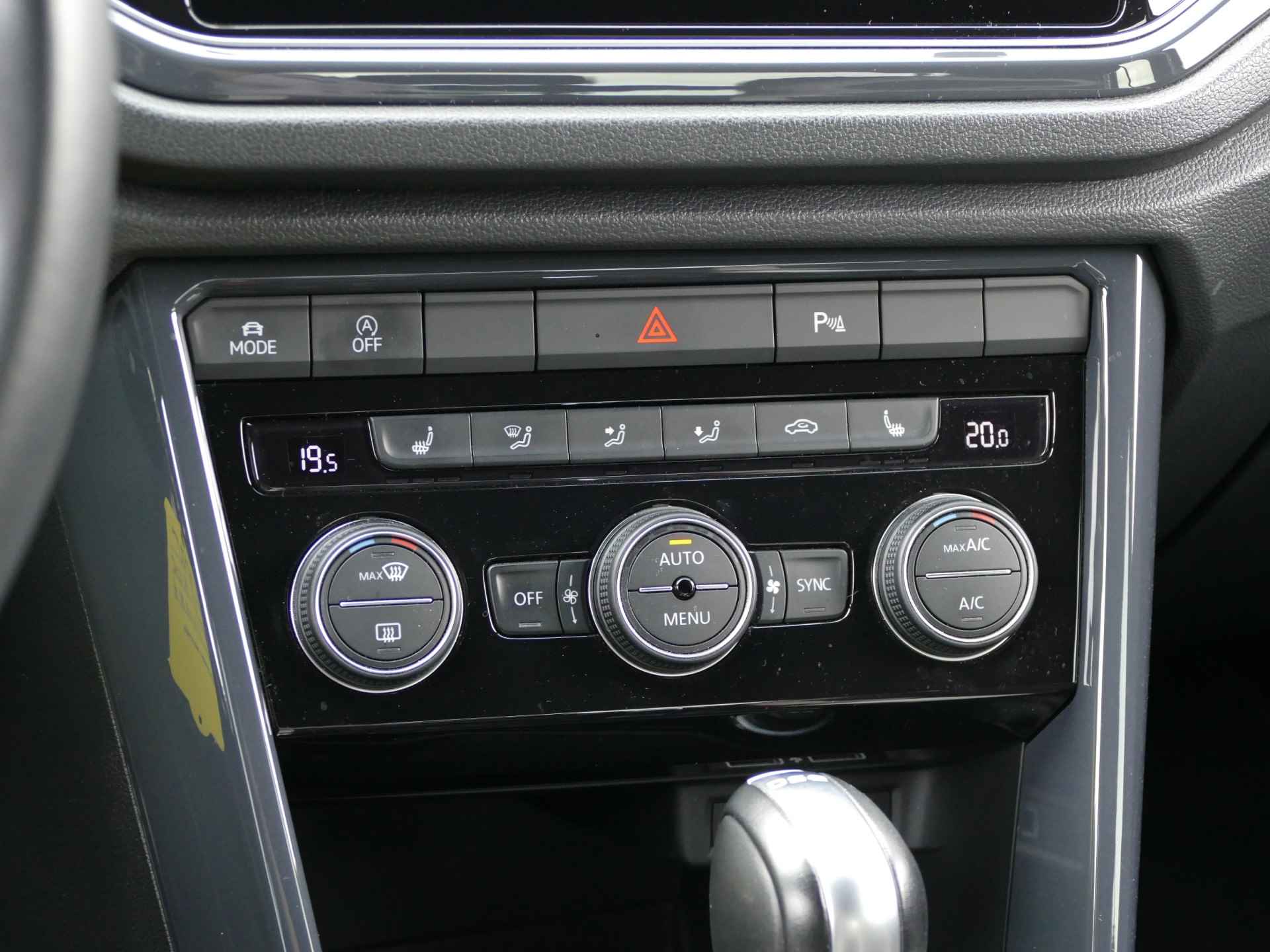 Volkswagen T-Roc 1.5 TSI Sport | Apple CarPlay/Android auto | stoelverwarming | achteruitrijcamera | LED koplampen - 26/54