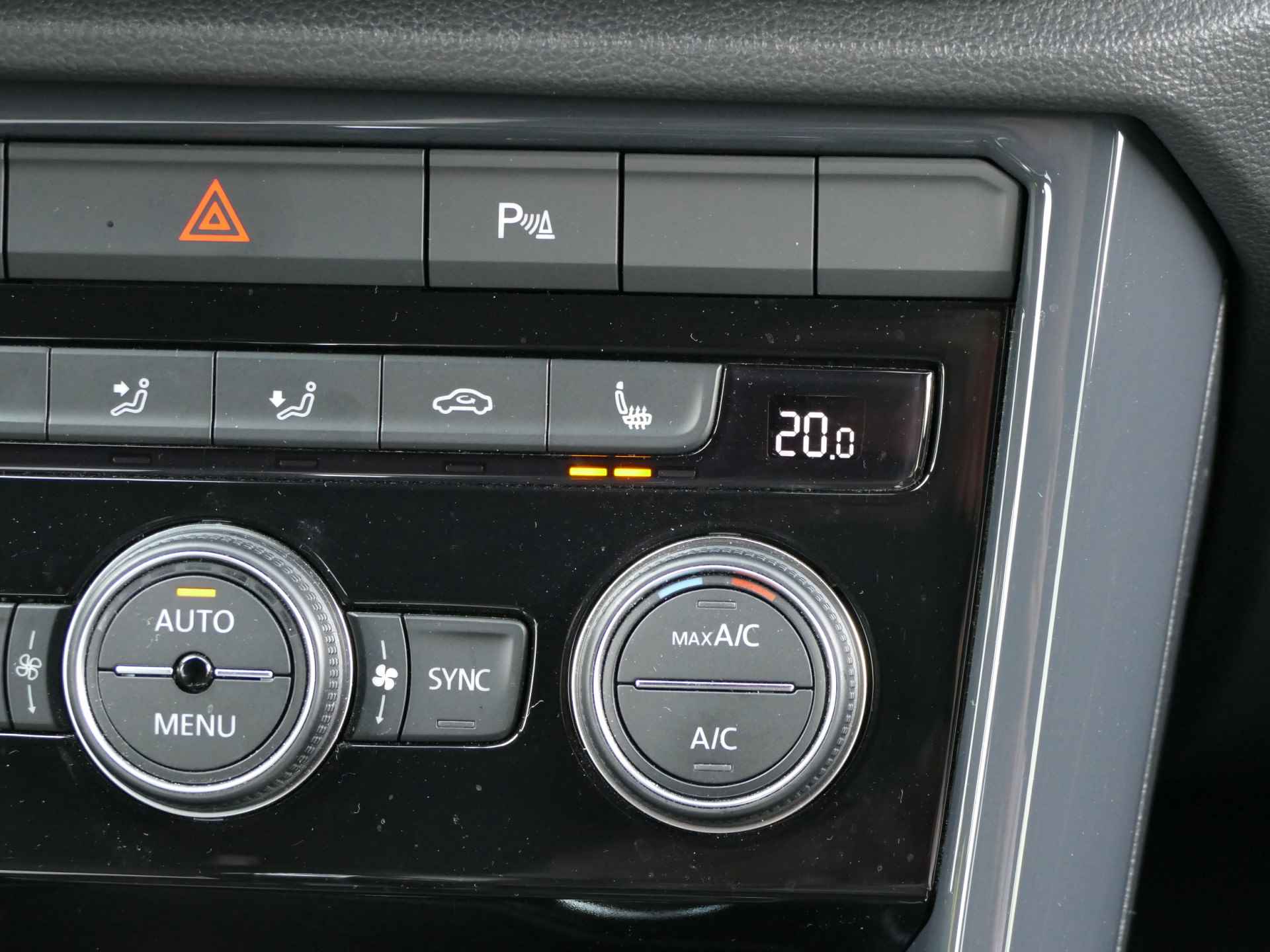 Volkswagen T-Roc 1.5 TSI Sport | Apple CarPlay/Android auto | stoelverwarming | achteruitrijcamera | LED koplampen - 28/54
