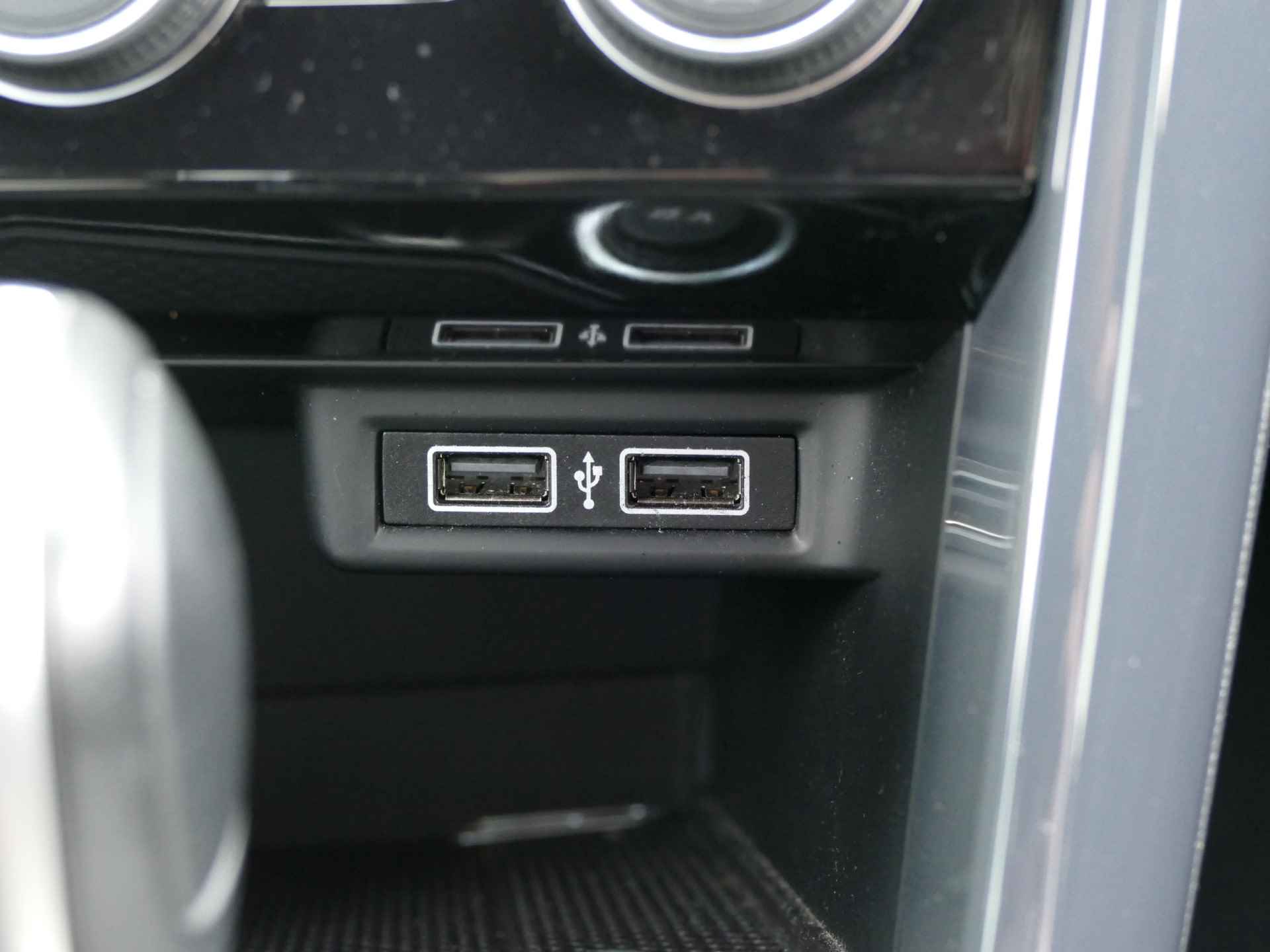 Volkswagen T-Roc 1.5 TSI Sport | Apple CarPlay/Android auto | stoelverwarming | achteruitrijcamera | LED koplampen - 29/54