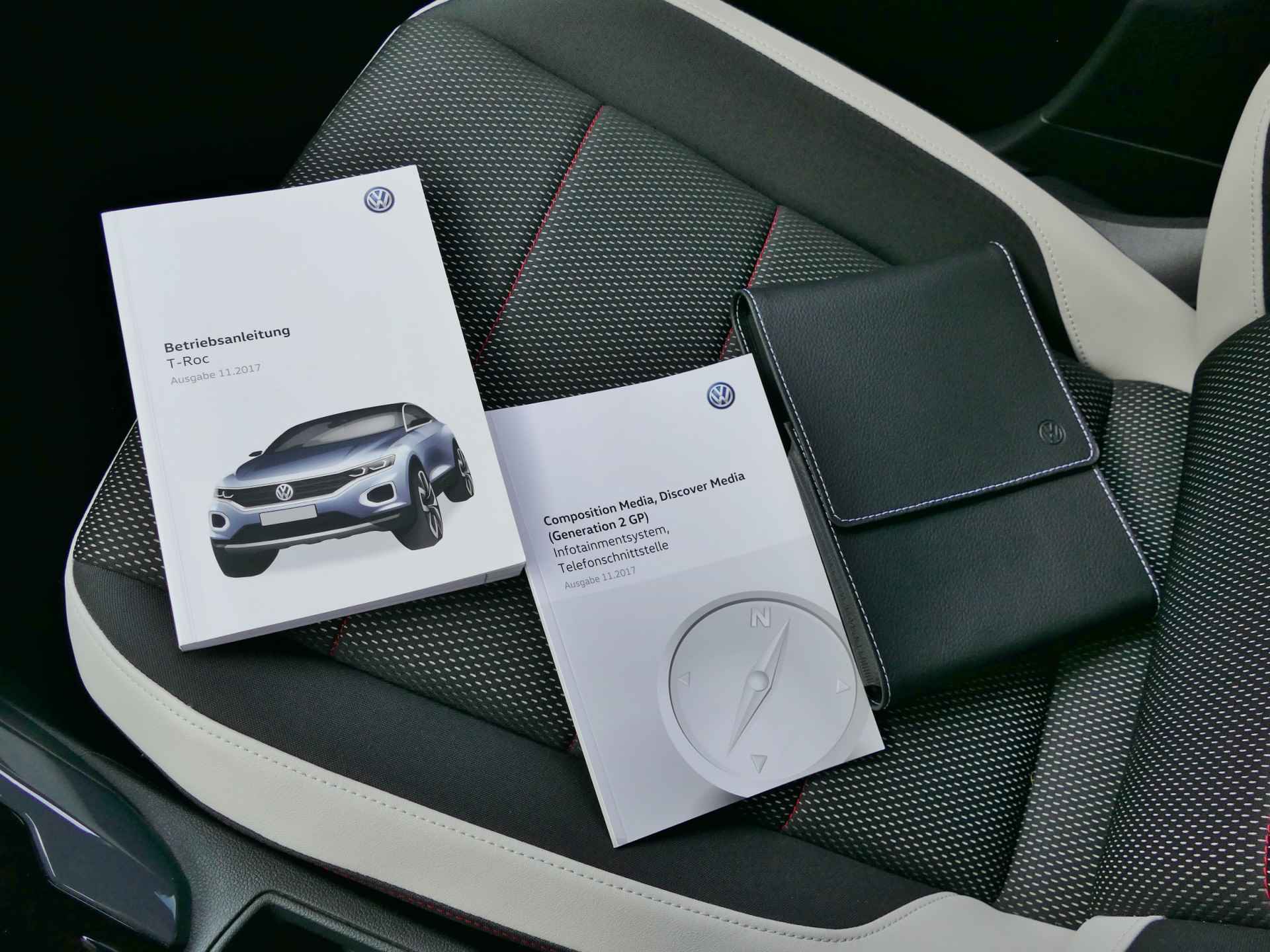 Volkswagen T-Roc 1.5 TSI Sport | Apple CarPlay/Android auto | stoelverwarming | achteruitrijcamera | LED koplampen - 30/54