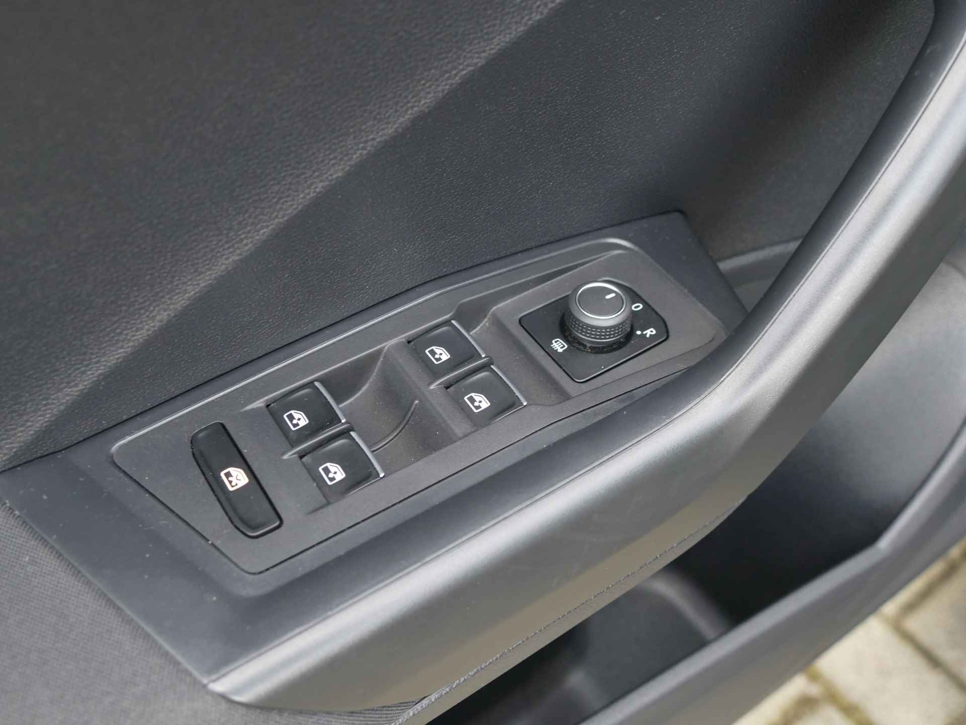 Volkswagen T-Roc 1.5 TSI Sport | Apple CarPlay/Android auto | stoelverwarming | achteruitrijcamera | LED koplampen - 37/54