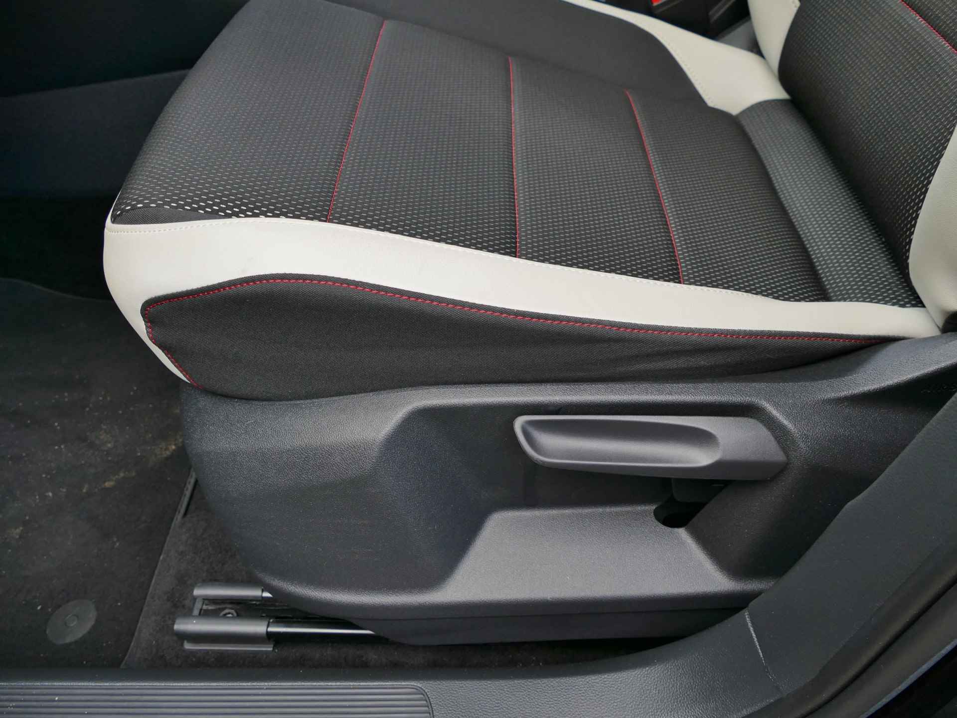 Volkswagen T-Roc 1.5 TSI Sport | Apple CarPlay/Android auto | stoelverwarming | achteruitrijcamera | LED koplampen - 38/54