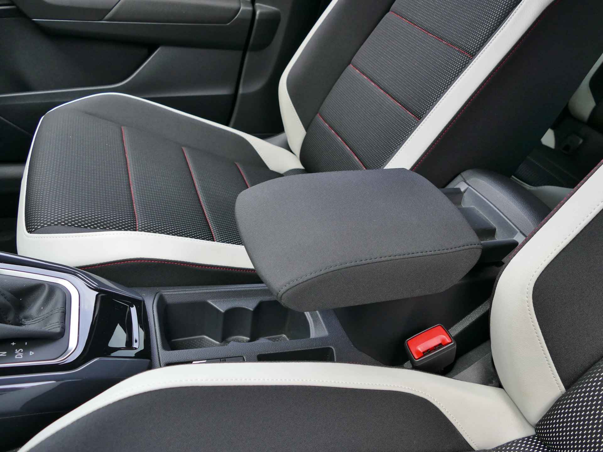 Volkswagen T-Roc 1.5 TSI Sport | Apple CarPlay/Android auto | stoelverwarming | achteruitrijcamera | LED koplampen - 39/54