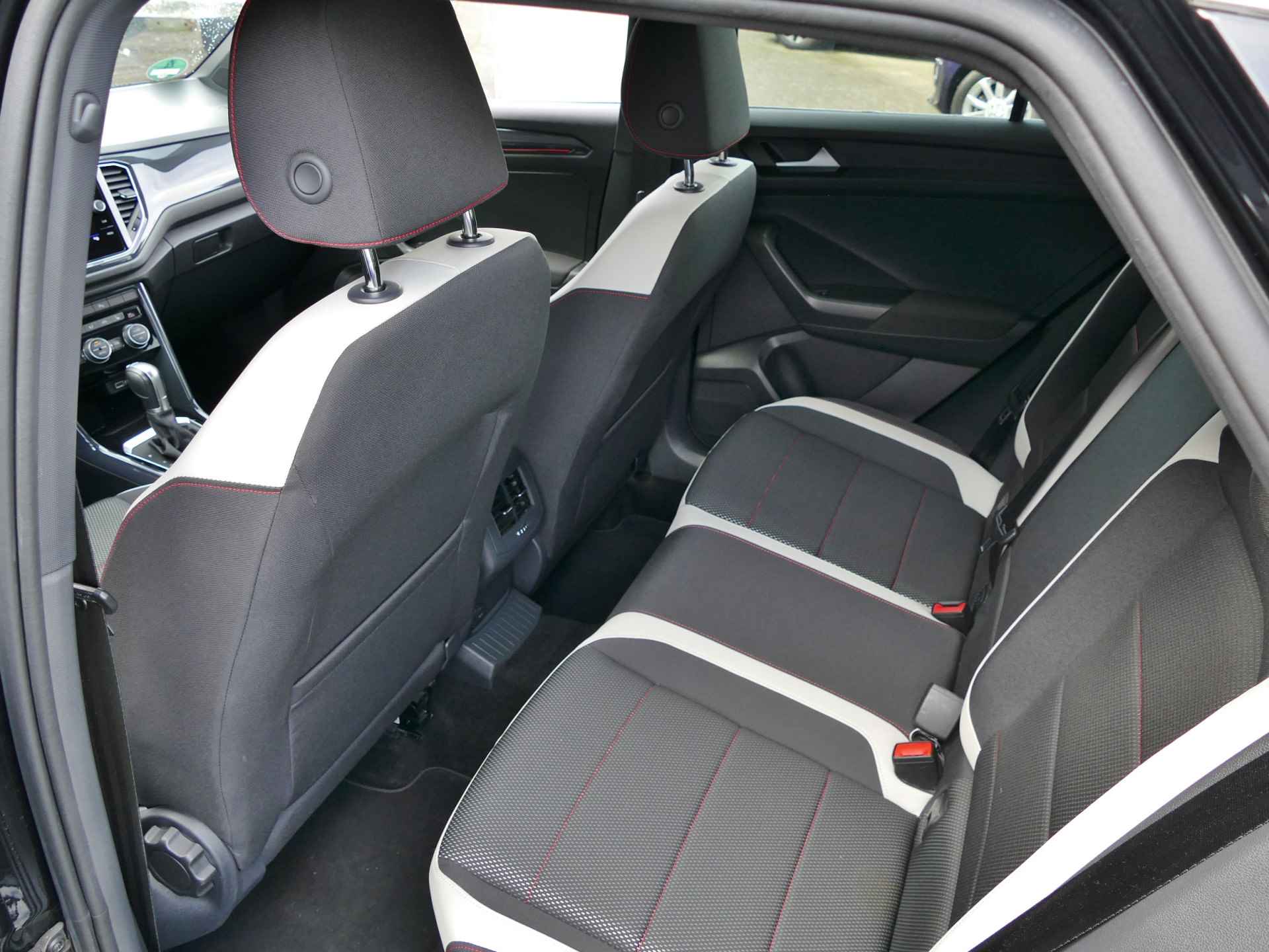 Volkswagen T-Roc 1.5 TSI Sport | Apple CarPlay/Android auto | stoelverwarming | achteruitrijcamera | LED koplampen - 40/54