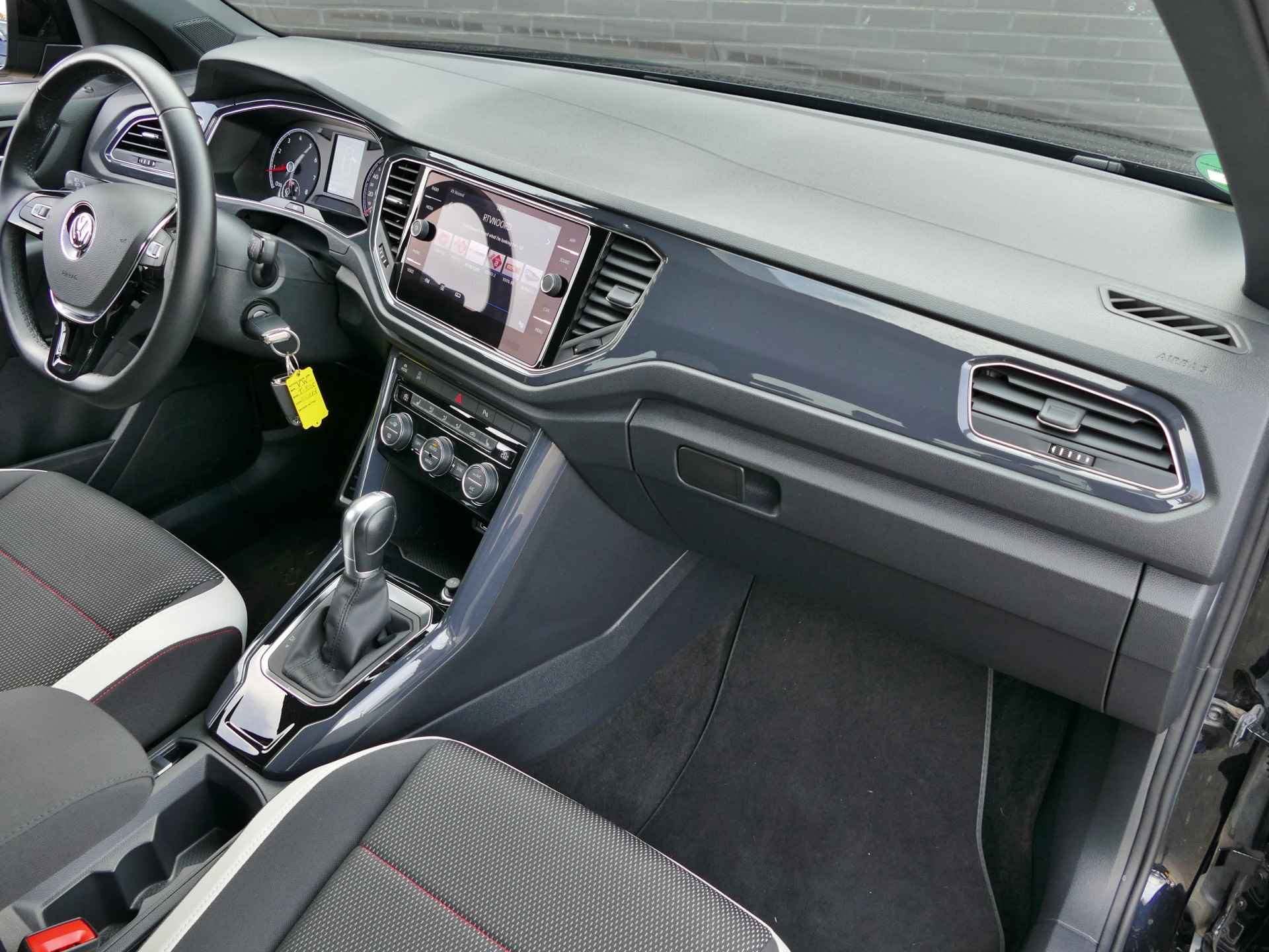 Volkswagen T-Roc 1.5 TSI Sport | Apple CarPlay/Android auto | stoelverwarming | achteruitrijcamera | LED koplampen - 42/54