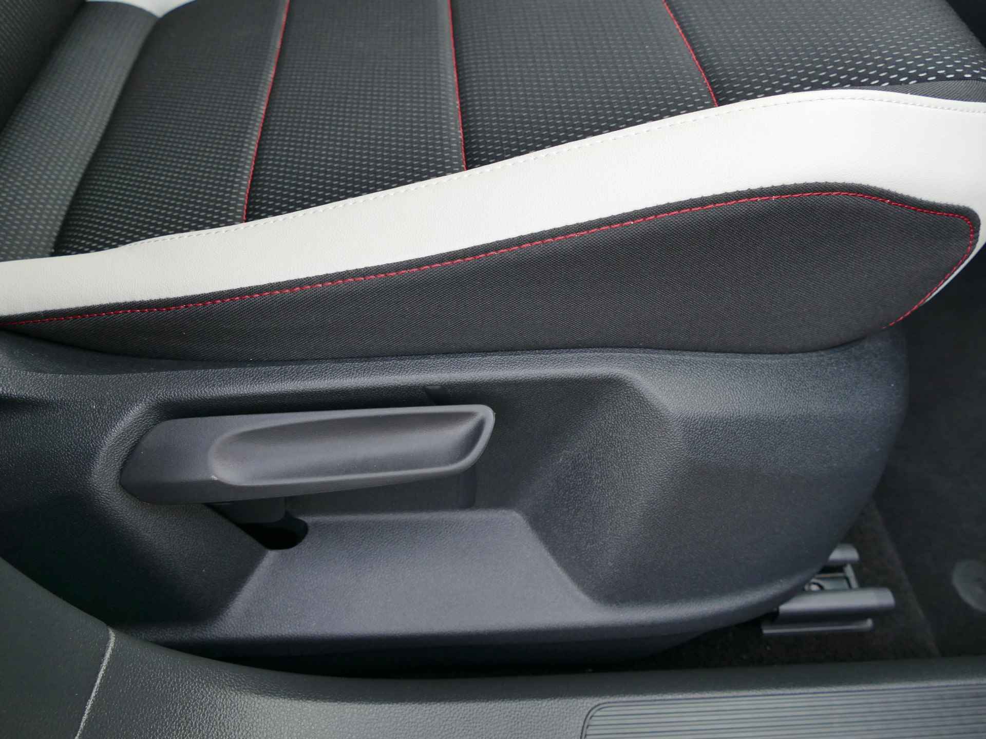 Volkswagen T-Roc 1.5 TSI Sport | Apple CarPlay/Android auto | stoelverwarming | achteruitrijcamera | LED koplampen - 43/54