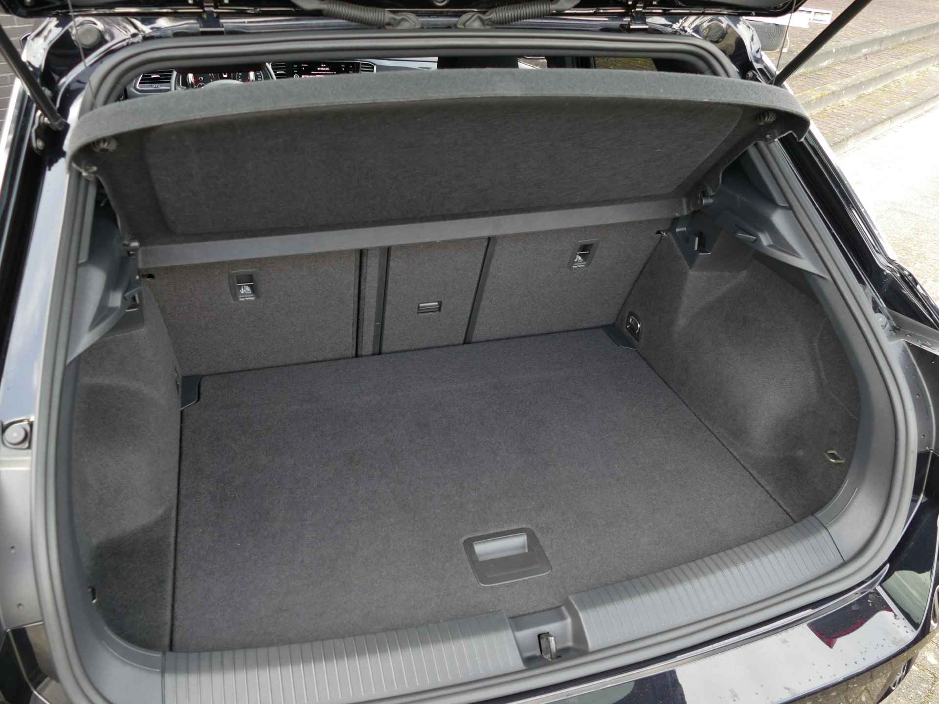 Volkswagen T-Roc 1.5 TSI Sport | Apple CarPlay/Android auto | stoelverwarming | achteruitrijcamera | LED koplampen - 48/54