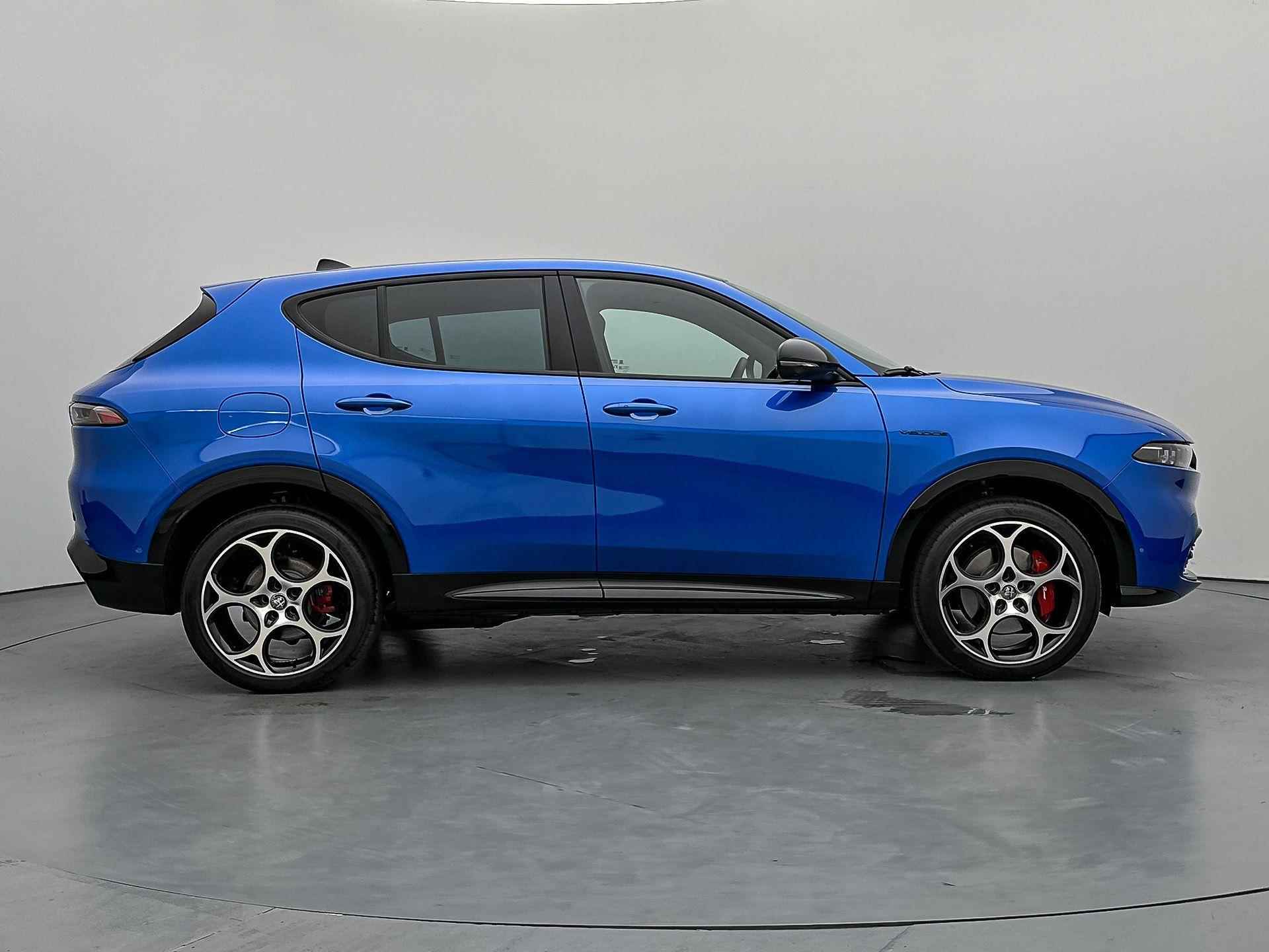 Alfa Romeo Tonale SUV Veloce 280 pk Automaat | Navigatie | Elektrisch Glazen Panoramadak | Rondomzicht Camera | Lederen Bekleding | Voorstoelen Verwarmd | Matrix LED Koplampen | Keyless Entry/Start | Dodehoek Detectie | Elektrische Achterklep met Sensor | 19" Lichtmetalen Velgen | Apple Carplay/Android Auto | - 10/37