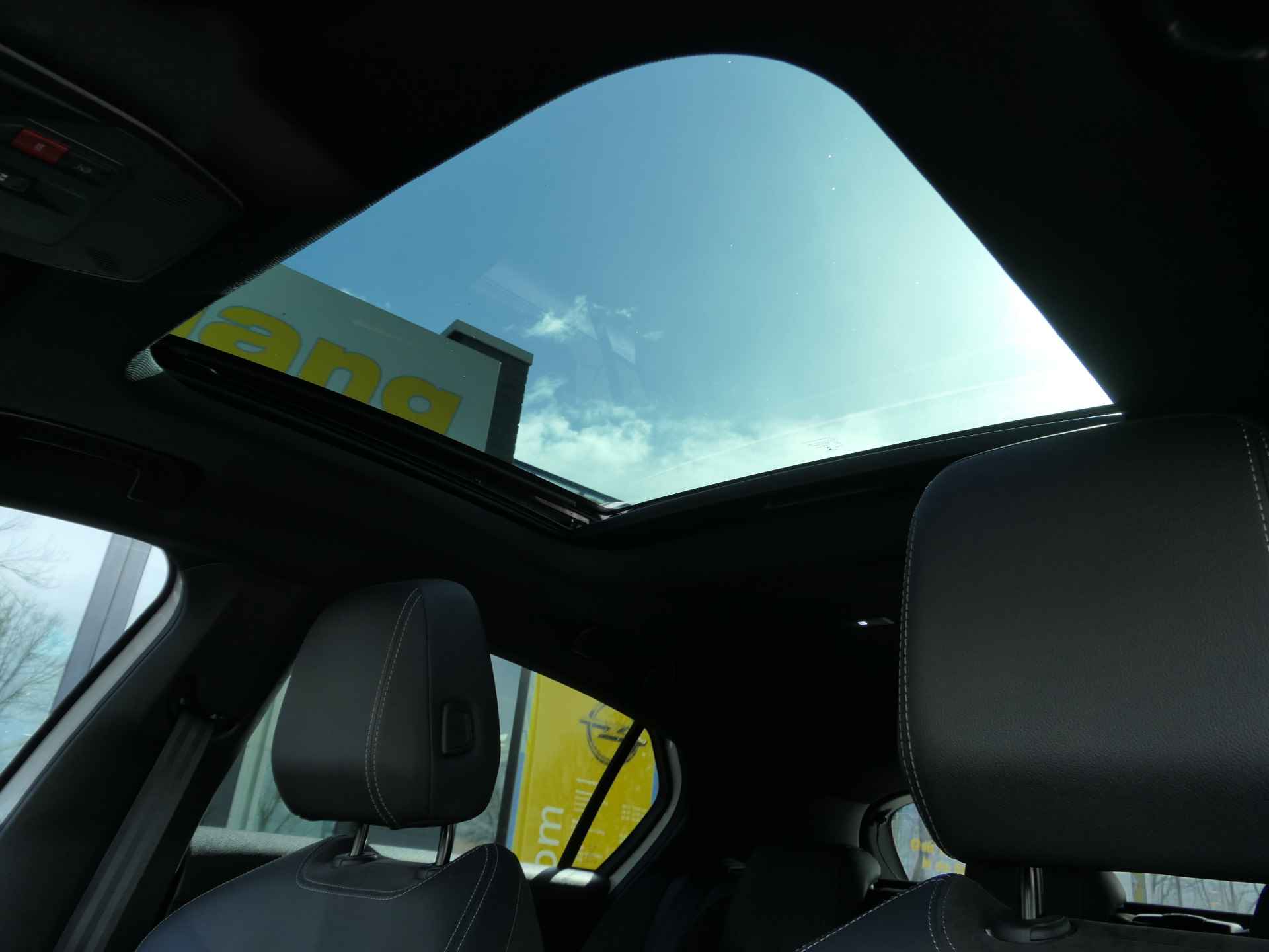 Opel Astra 1.2 Turbo 130pk Ultimate Automaat | Panoramadak | Winterpakket | Black Pack | Alcantara | 18"LMV - 26/49