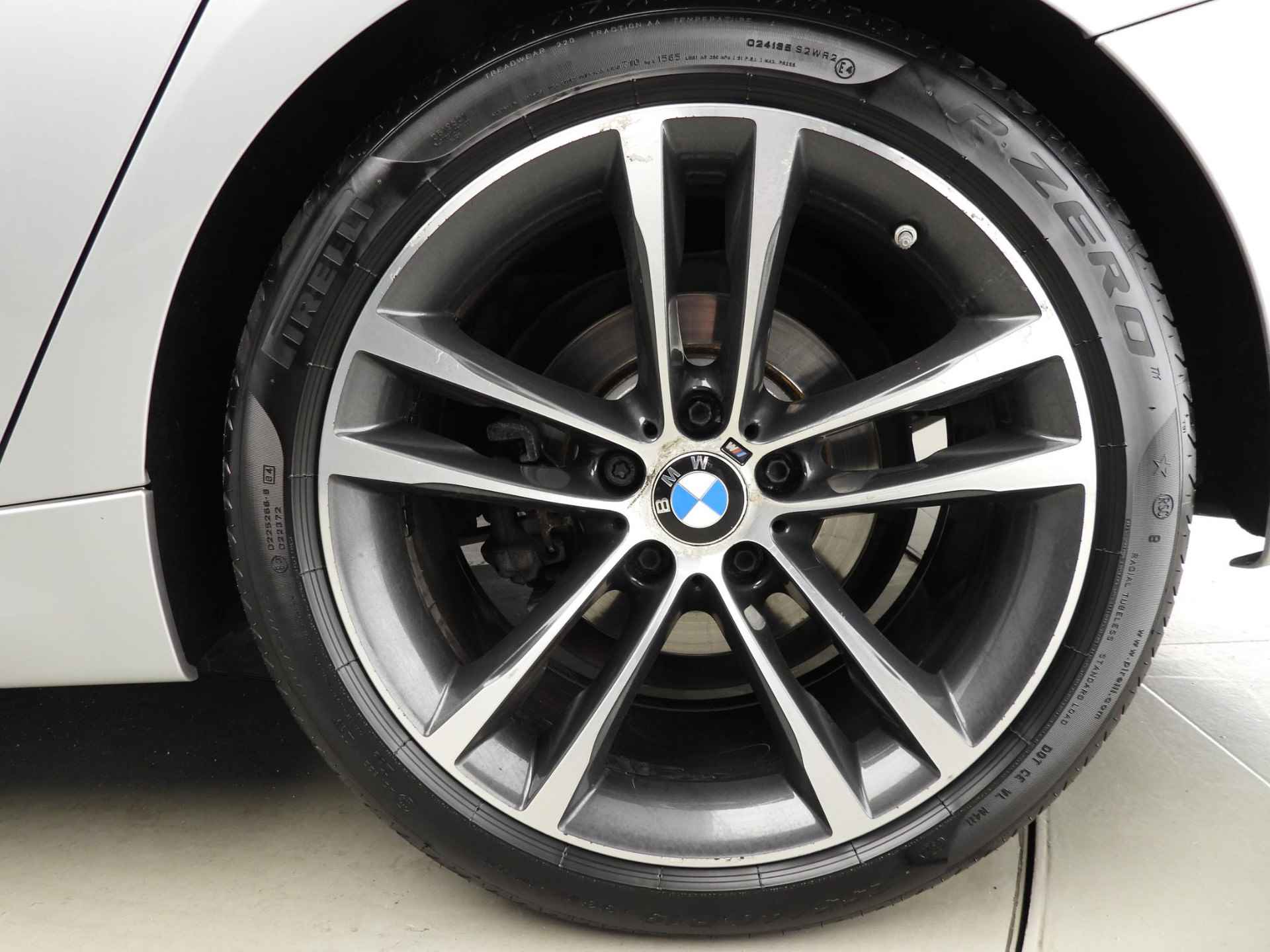 BMW 3 Serie Gran Turismo 320i | M-Sportpakket | LED | Leder | HUD | Stoelverwarming | Sportstoelen | Shadow line | Hifi speakers | Alu 19 inch - 45/46