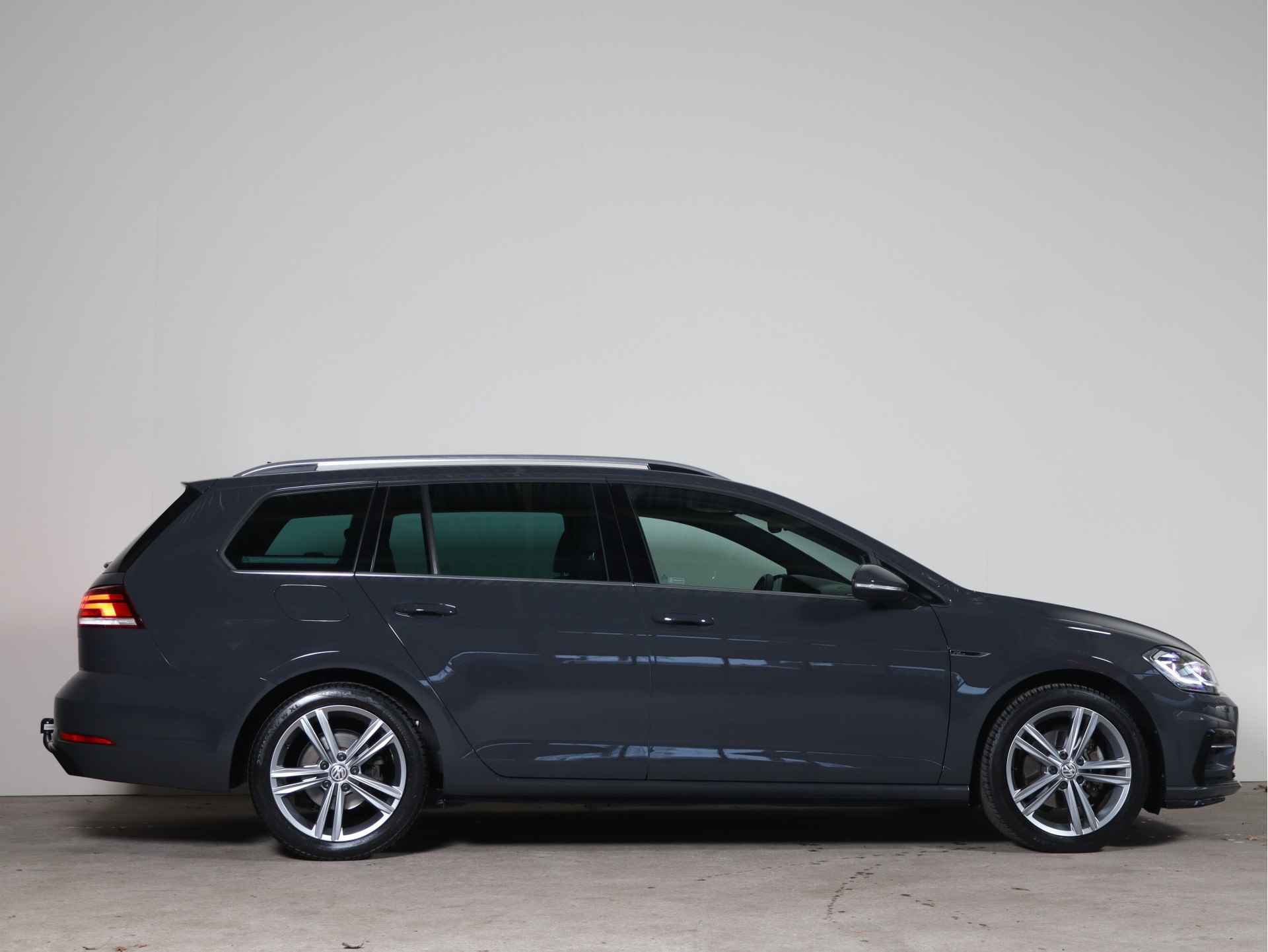 Volkswagen GOLF Variant 1.5 TSI Highline Business R NL-Auto!! Led I Carplay I Adap-Cruise - 32/33