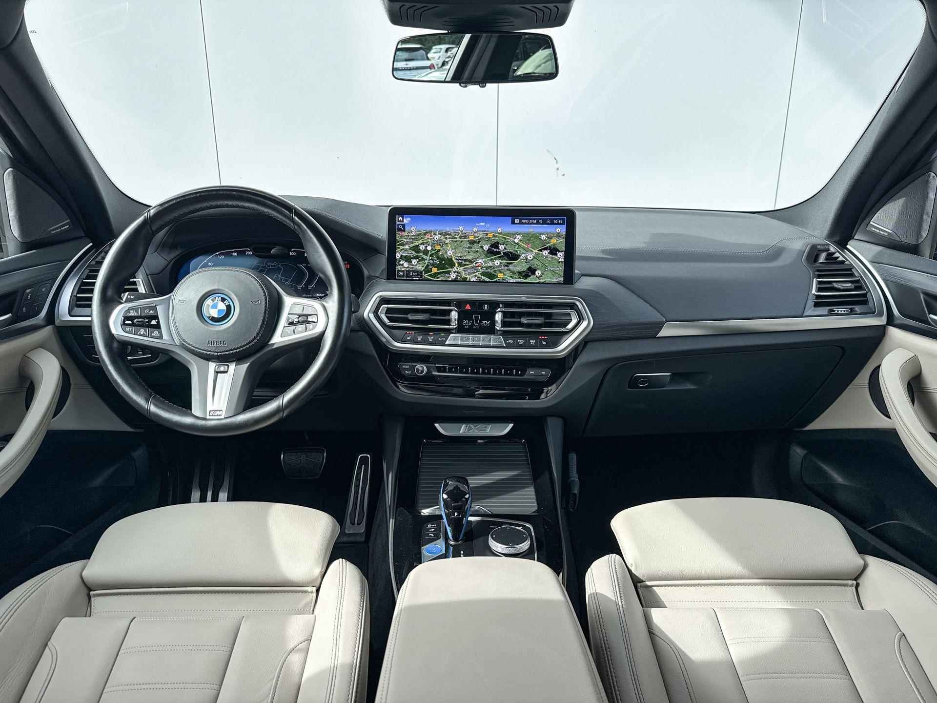 BMW iX3 High Executive M-Sport 20 Inch / Stuurwielrand Verwarming / Comfort Acces / Electrische Zwenkhaak / Shadow Line Koplampen / Driving Assistant Prof / Parking Assistant Prof / Head Up Display / Harman Kardon - 8/24