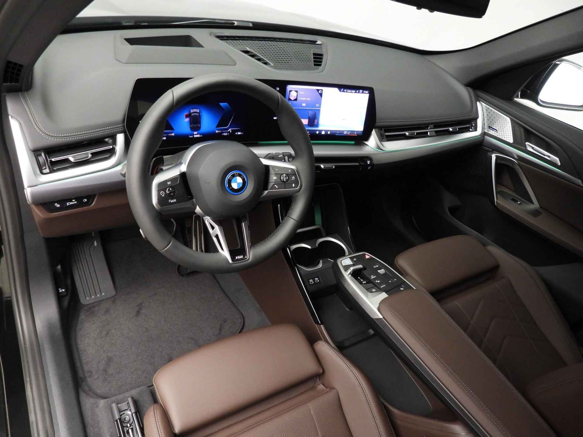 BMW iX1 eDrive20 | M-sportpakket | LED | Leder | HUD | Schuifdak | Trekhaak | Elektr. zetels | DAB | Harman-kardon sound | Alu 19 inch - 7/56