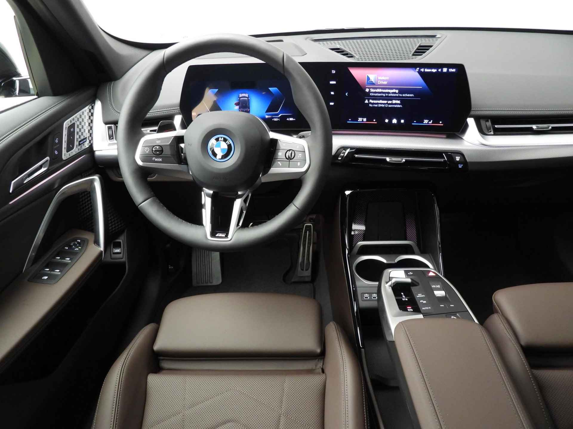 BMW iX1 eDrive20 | M-sportpakket | LED | Leder | HUD | Schuifdak | Trekhaak | Elektr. zetels | DAB | Harman-kardon sound | Alu 19 inch - 11/56