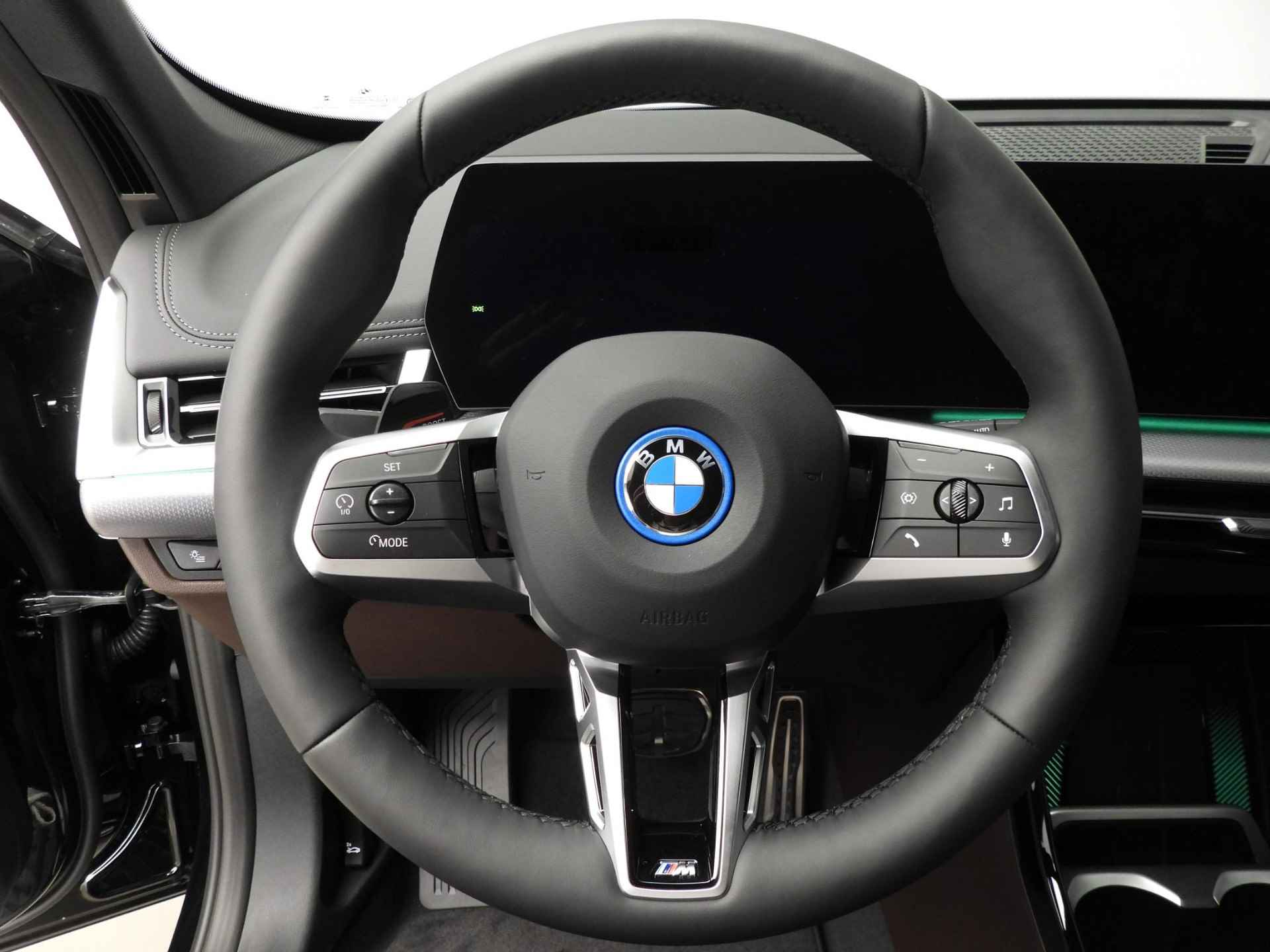 BMW iX1 eDrive20 | M-sportpakket | LED | Leder | HUD | Schuifdak | Trekhaak | Elektr. zetels | DAB | Harman-kardon sound | Alu 19 inch - 12/56