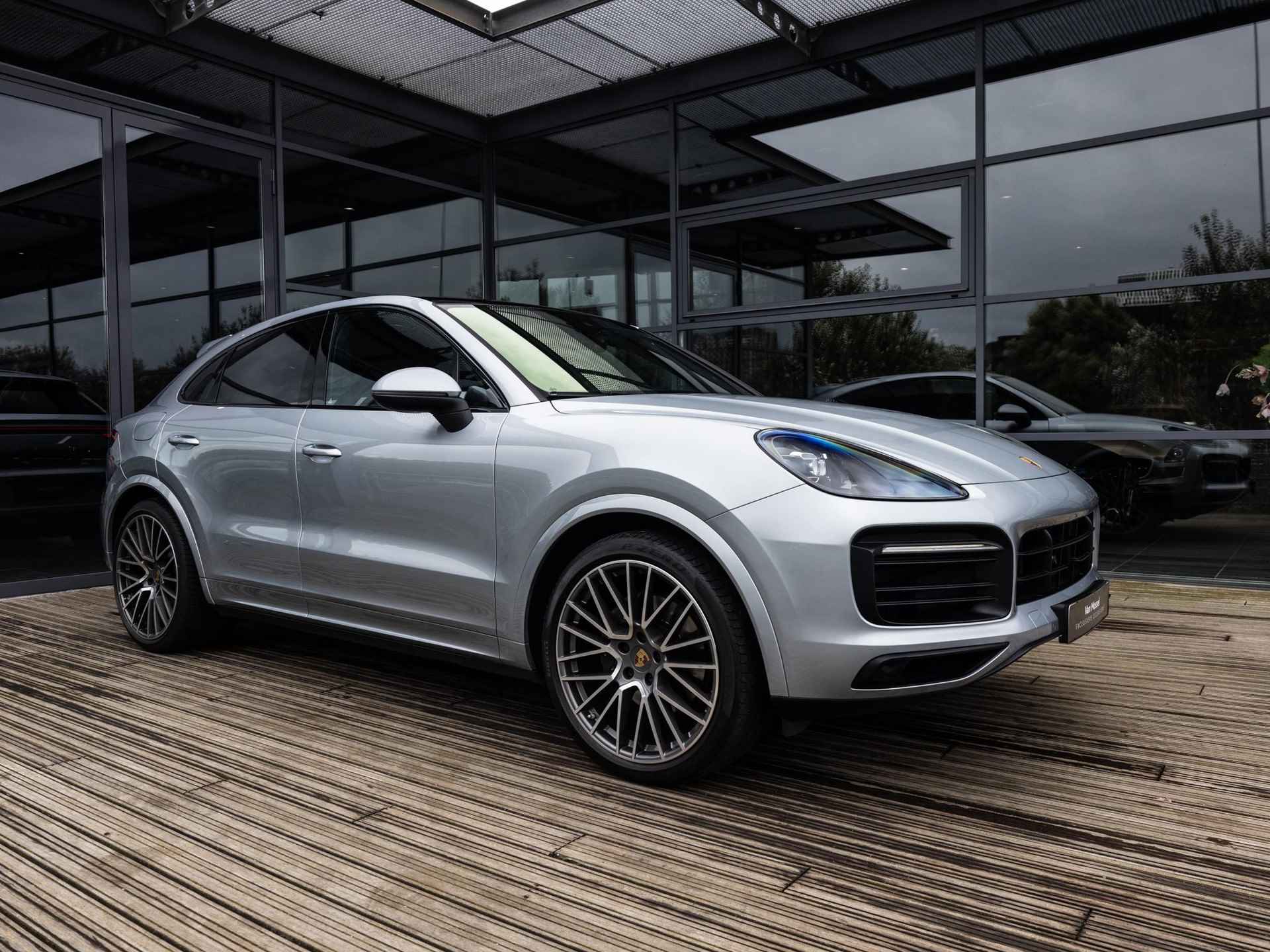 Porsche Cayenne Coupé 3.0 E-Hybrid | 22 INCH | SPORTCHRONO | BOSE | PASM LUCHTVERING | PANORAMADAK | ELEKTR.TREKHAAK | ACHTERUITRIJCAMERA | ACHTERBANKVERWARMING | ADAPTIEVE CRUISE CONTROL | SPORTEINDPIJPEN | - 4/52